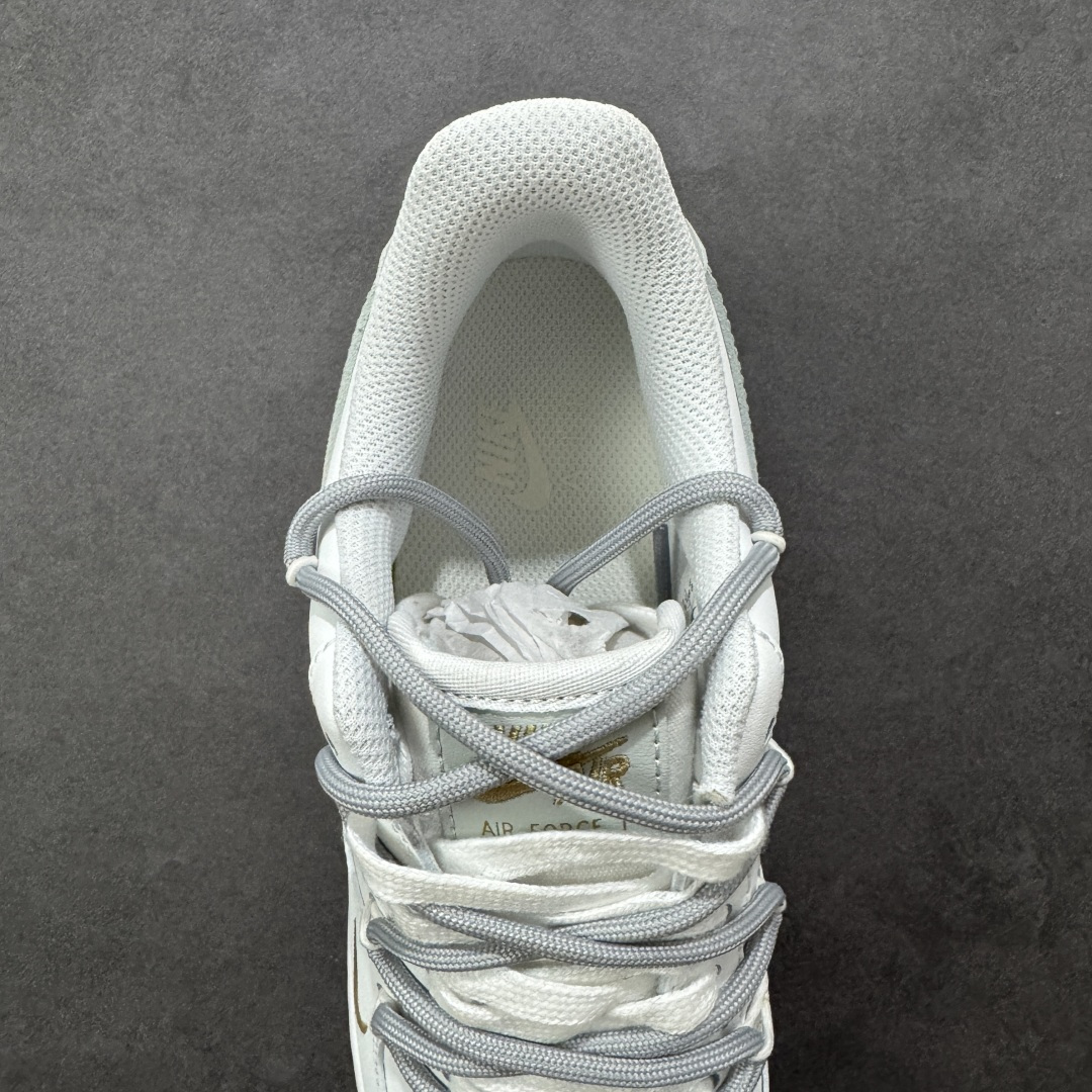 图片[7]-【定制版】Nike Air Force 1\’07 Low 白灰金双钩 空军一号低帮休闲板鞋  #以白色皮革为基底，搭配浅灰色大Swoosh钩，鞋头侧面点缀金色迷你小钩，形成“大小钩”的层次设计，简约中透着精致感；鞋带采用白灰双色拼接，鞋扣处的金色细节进一步提升质感。 货号：CZ0170-106  尺码：36 36.5 37.5 38 38.5 39 40 40.5 41 42 42.5 43 44 44.5 45-选品中心