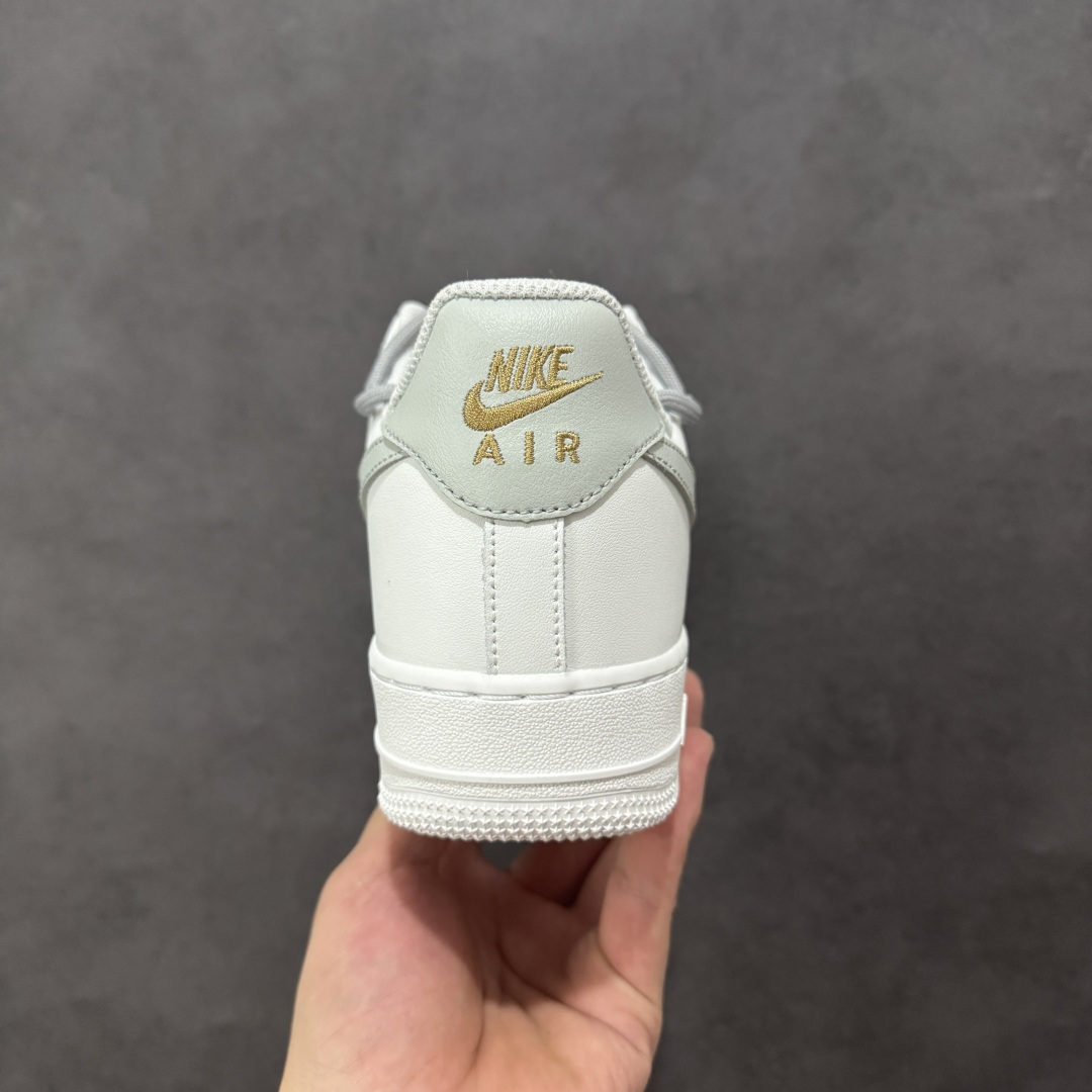 图片[4]-【定制版】Nike Air Force 1\’07 Low 白灰金双钩 空军一号低帮休闲板鞋  #以白色皮革为基底，搭配浅灰色大Swoosh钩，鞋头侧面点缀金色迷你小钩，形成“大小钩”的层次设计，简约中透着精致感；鞋带采用白灰双色拼接，鞋扣处的金色细节进一步提升质感。 货号：CZ0170-106  尺码：36 36.5 37.5 38 38.5 39 40 40.5 41 42 42.5 43 44 44.5 45-选品中心