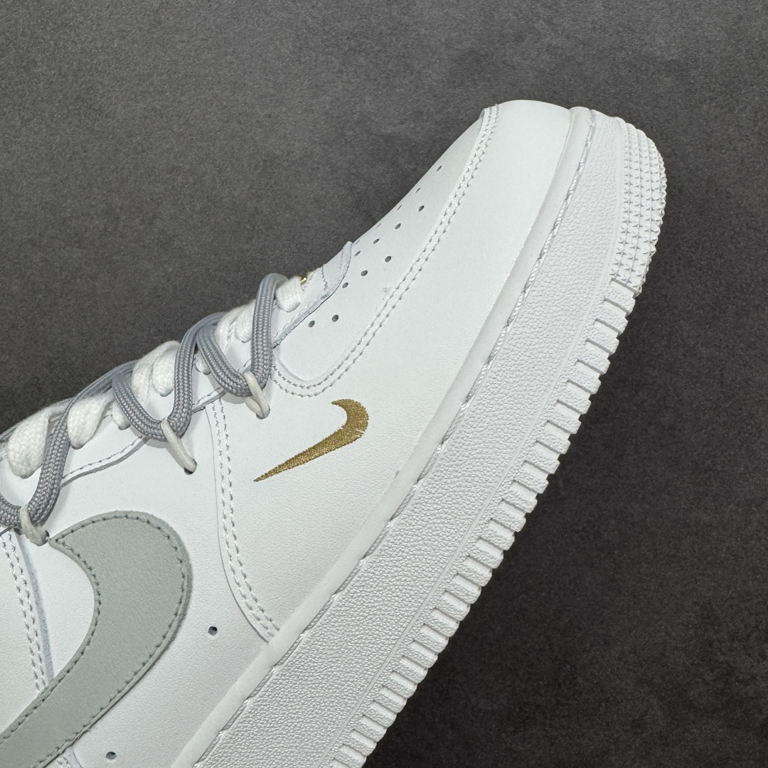 图片[5]-【定制版】Nike Air Force 1\’07 Low 白灰金双钩 空军一号低帮休闲板鞋  #以白色皮革为基底，搭配浅灰色大Swoosh钩，鞋头侧面点缀金色迷你小钩，形成“大小钩”的层次设计，简约中透着精致感；鞋带采用白灰双色拼接，鞋扣处的金色细节进一步提升质感。 货号：CZ0170-106  尺码：36 36.5 37.5 38 38.5 39 40 40.5 41 42 42.5 43 44 44.5 45-选品中心