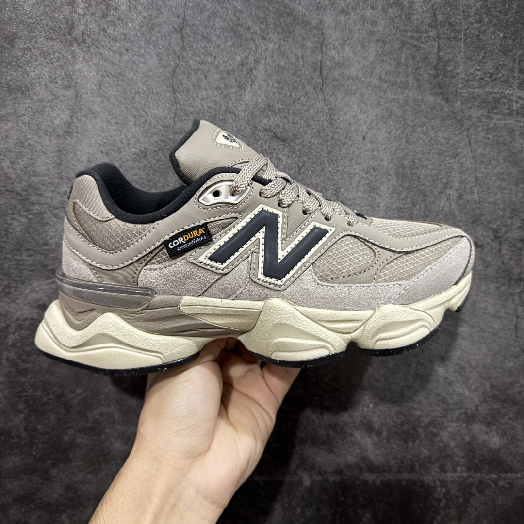【纯原版】 New Balance NB9060 联名款 复古休闲运动慢跑鞋 灰色 U9060ORD 全套原楦原纸板原厂数据开发 进口三明治网面 原装进口翻毛皮料正确绒感卡色 正确中底拉帮中底网布细节 原厂标裁 带紫光防伪 定制后跟透明水晶模块 冲裁组合 大底贴合程度胶水上色把控完美 整洁度挑战全网艺术家 多道序QC把关品质完善 匠心打造 耗时两个月开发完成 工艺极其复杂难度可想而知 新开独立私模大底 全网唯一正确六层组合大底 高端零售专供产物 尺码:36 37 37.5 38 38.5 39 40 40.5 41 42 42.5 43 44 45 46.5-选品中心