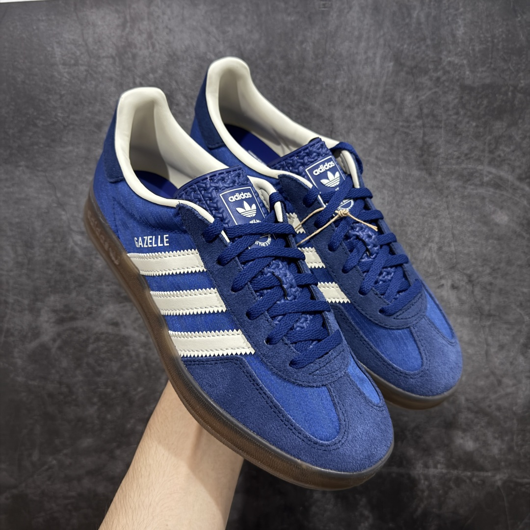 【XC2.0版本】Adidas Originals Gazelle Indoor 防滑低帮T头德训鞋 GZ复古系列 蓝白 JS1410 全新升级批次 正确原厂材料 非普通版本 市场顶级版本完美还原zp细节,注意区别市场任何版本,完全不是一路货色‼️ 全鞋原材料打造,无任何色差,正确鞋型,后跟港宝材料定型,正确微透生胶大底,反口内里头层细腻小牛皮,纸板中底 鞋垫背胶,侧面正确烫金压印字母,所有细节完美还原‼️ 尺码:35.5 36 36.5 37 38 38.5 39 40 40.5 41 42 42.5 43 44 44.5 45-选品中心