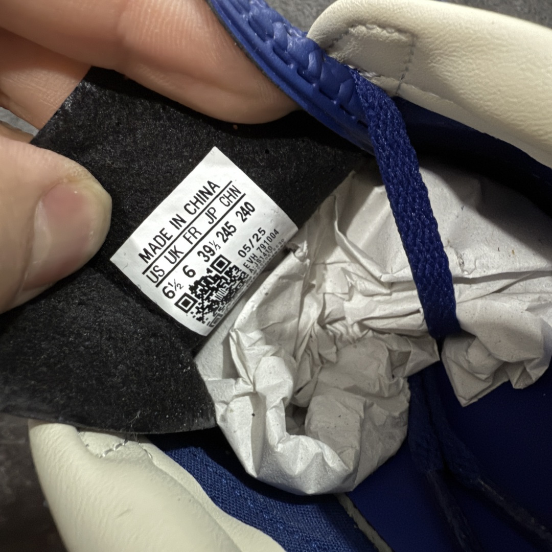 图片[6]-【XC2.0版本】Adidas Originals Gazelle Indoor 防滑低帮T头德训鞋 GZ复古系列 蓝白 JS1410 全新升级批次 正确原厂材料 非普通版本 市场顶级版本完美还原zp细节，注意区别市场任何版本，完全不是一路货色‼️ 全鞋原材料打造，无任何色差，正确鞋型，后跟港宝材料定型，正确微透生胶大底，反口内里头层细腻小牛皮，纸板中底 鞋垫背胶，侧面正确烫金压印字母，所有细节完美还原‼️ 尺码：35.5 36 36.5 37 38 38.5 39 40 40.5 41 42 42.5 43 44 44.5 45-选品中心