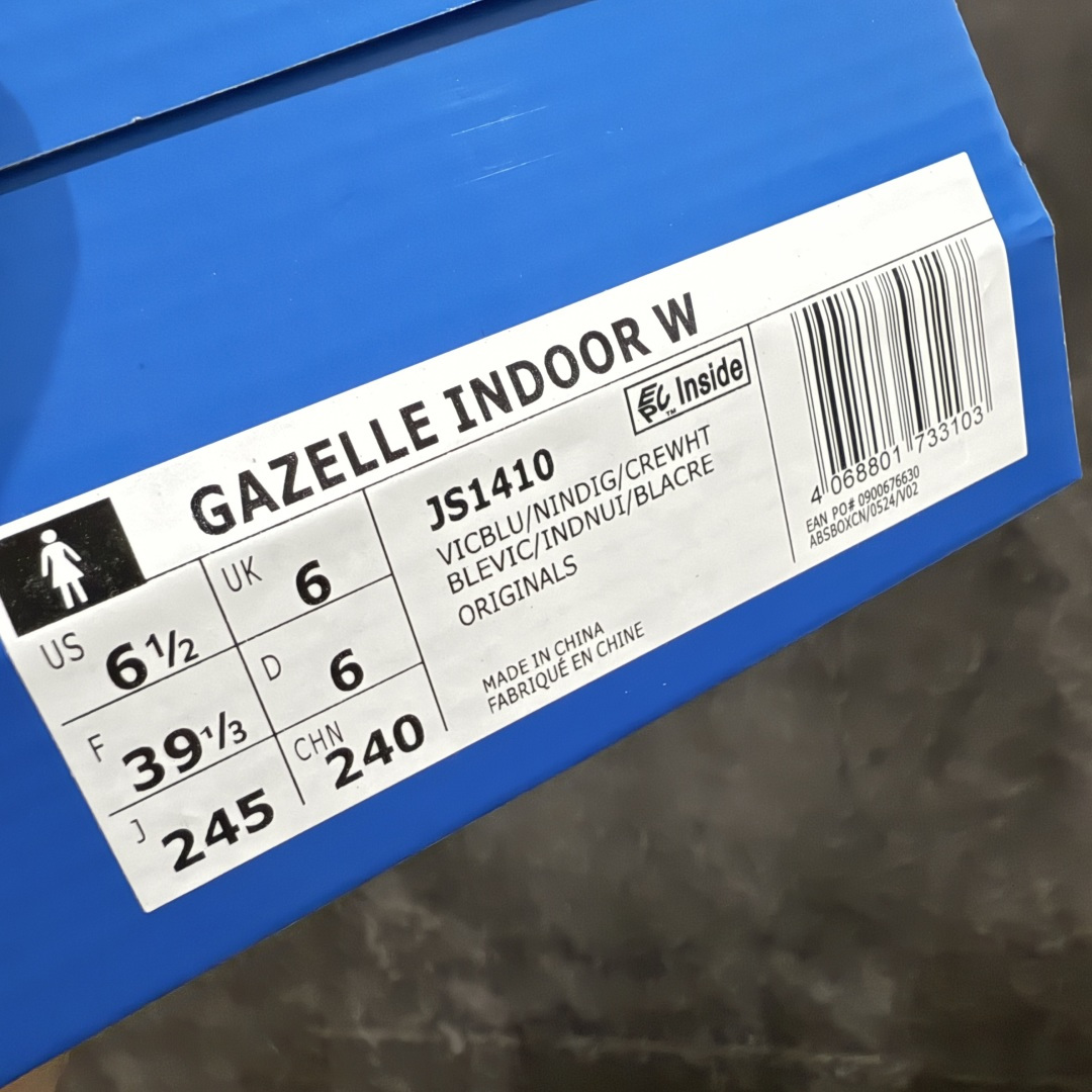 图片[9]-【XC2.0版本】Adidas Originals Gazelle Indoor 防滑低帮T头德训鞋 GZ复古系列 蓝白 JS1410 全新升级批次 正确原厂材料 非普通版本 市场顶级版本完美还原zp细节，注意区别市场任何版本，完全不是一路货色‼️ 全鞋原材料打造，无任何色差，正确鞋型，后跟港宝材料定型，正确微透生胶大底，反口内里头层细腻小牛皮，纸板中底 鞋垫背胶，侧面正确烫金压印字母，所有细节完美还原‼️ 尺码：35.5 36 36.5 37 38 38.5 39 40 40.5 41 42 42.5 43 44 44.5 45-选品中心
