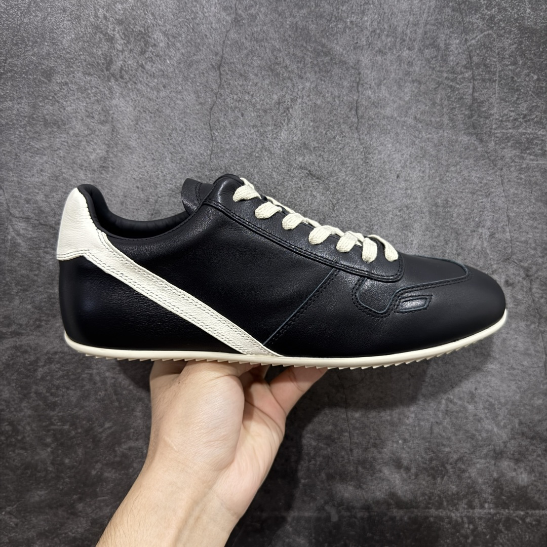 【佛山超A版】2025 Rick Owens Minimal 欧文斯新款情侣款复古板鞋黑暗系 休闲运动鞋 原版购入开发 做货 掌握时尚的默契,采用全粒面小牛皮,散发出品质与独特设计的高级光芒。每一寸的小牛皮,都是奢华的代名词,触感柔软,充满贵族气息。这不仅仅是一款材质,更是对时尚品位的完美追求。搭配你的潮流穿搭,瞬间让整体品质提升。 鞋面:原版定制进口反绒皮➕粒面小牛皮 内里:进口丝绸羊皮 大底:原版开模橡胶大底 尺码:39-45-选品中心