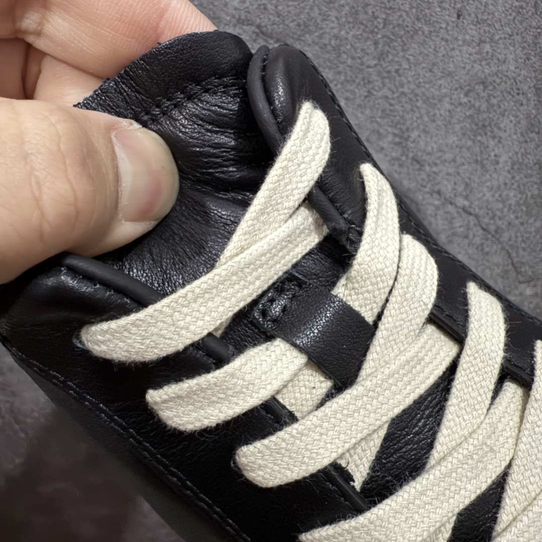 图片[5]-【佛山超A版】2025 Rick Owens Minimal 欧文斯新款情侣款复古板鞋黑暗系 休闲运动鞋 原版购入开发 做货 掌握时尚的默契，采用全粒面小牛皮，散发出品质与独特设计的高级光芒。每一寸的小牛皮，都是奢华的代名词，触感柔软，充满贵族气息。这不仅仅是一款材质，更是对时尚品位的完美追求。搭配你的潮流穿搭，瞬间让整体品质提升。 鞋面：原版定制进口反绒皮➕粒面小牛皮 内里：进口丝绸羊皮 大底：原版开模橡胶大底 尺码：39-45-选品中心