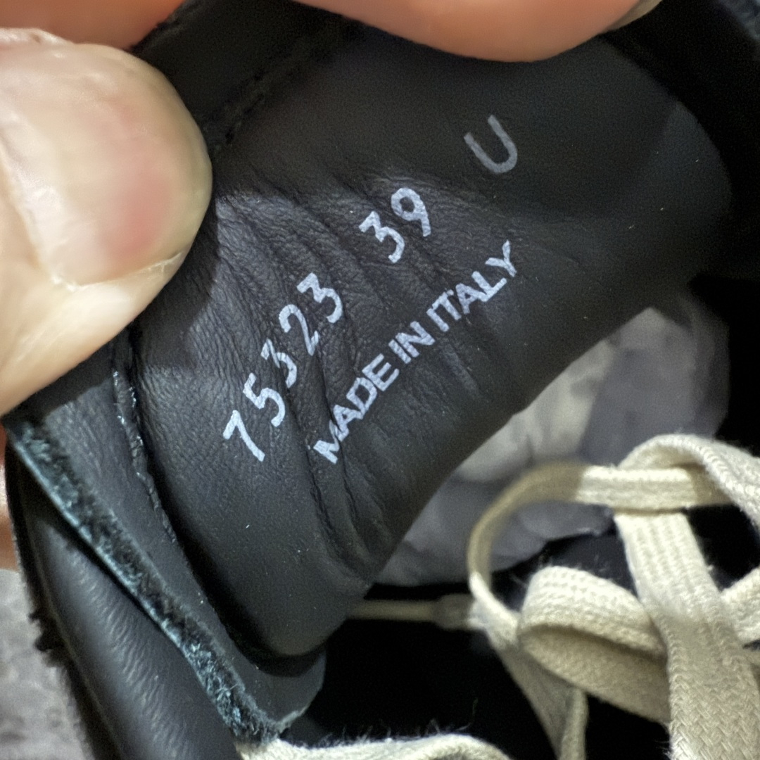 图片[7]-【佛山超A版】2025 Rick Owens Minimal 欧文斯新款情侣款复古板鞋黑暗系 休闲运动鞋 原版购入开发 做货 掌握时尚的默契，采用全粒面小牛皮，散发出品质与独特设计的高级光芒。每一寸的小牛皮，都是奢华的代名词，触感柔软，充满贵族气息。这不仅仅是一款材质，更是对时尚品位的完美追求。搭配你的潮流穿搭，瞬间让整体品质提升。 鞋面：原版定制进口反绒皮➕粒面小牛皮 内里：进口丝绸羊皮 大底：原版开模橡胶大底 尺码：39-45-选品中心