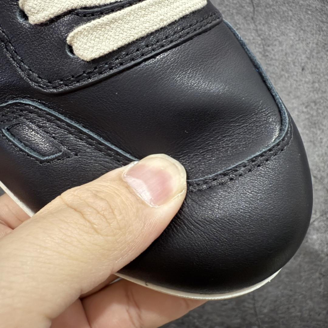 图片[4]-【佛山超A版】2025 Rick Owens Minimal 欧文斯新款情侣款复古板鞋黑暗系 休闲运动鞋 原版购入开发 做货 掌握时尚的默契，采用全粒面小牛皮，散发出品质与独特设计的高级光芒。每一寸的小牛皮，都是奢华的代名词，触感柔软，充满贵族气息。这不仅仅是一款材质，更是对时尚品位的完美追求。搭配你的潮流穿搭，瞬间让整体品质提升。 鞋面：原版定制进口反绒皮➕粒面小牛皮 内里：进口丝绸羊皮 大底：原版开模橡胶大底 尺码：39-45-选品中心