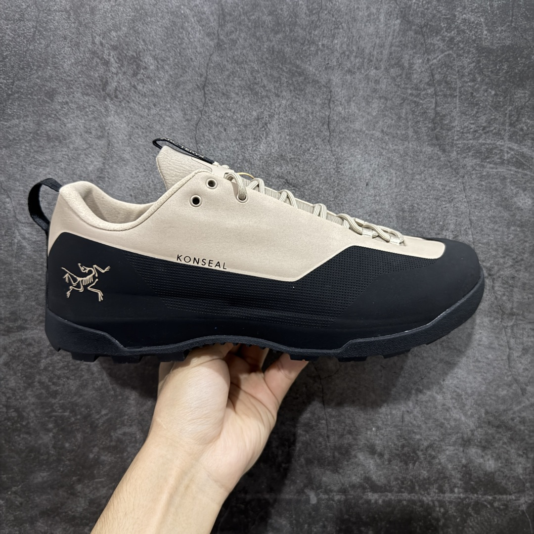 【莞产原盒版】Arcteryx始祖鸟 Konseal Shoe 舒适 防滑耐磨透气支撑抓地 登山鞋 沙色 黑棕 正确原盒 全鞋采用头层麂皮 耐磨防滑黄金V底 莞产高品质 区别市场通货 代购指定版本 原数据开发 不掉标 正确高频字体 鸟爪细节完美 区别市场公版货 错误字体货 中底带钢印上脚舒适轻便无负重感 四季百搭 始祖鸟 KONSEAL 轻量户外鞋,这双鞋,不仅仅可以穿着逛街上班,更可以穿着徒步旅游甚至攀岩!说实话,没多少人真的会去攀岩,经我们试穿,这双鞋,日常穿也是非常舒服轻便!搭配日常的衣服完全不违和!结构中底TPU底盘,保护双脚。配置3D模具保护双脚+一体化系带系统,鞋面防撕裂网布、TPU保护膜和牛巴革合成面料,喜欢放心入!这种类型的鞋子咱们家超难得遇到一次,喜欢一定不要错过 尺码:39-45-选品中心