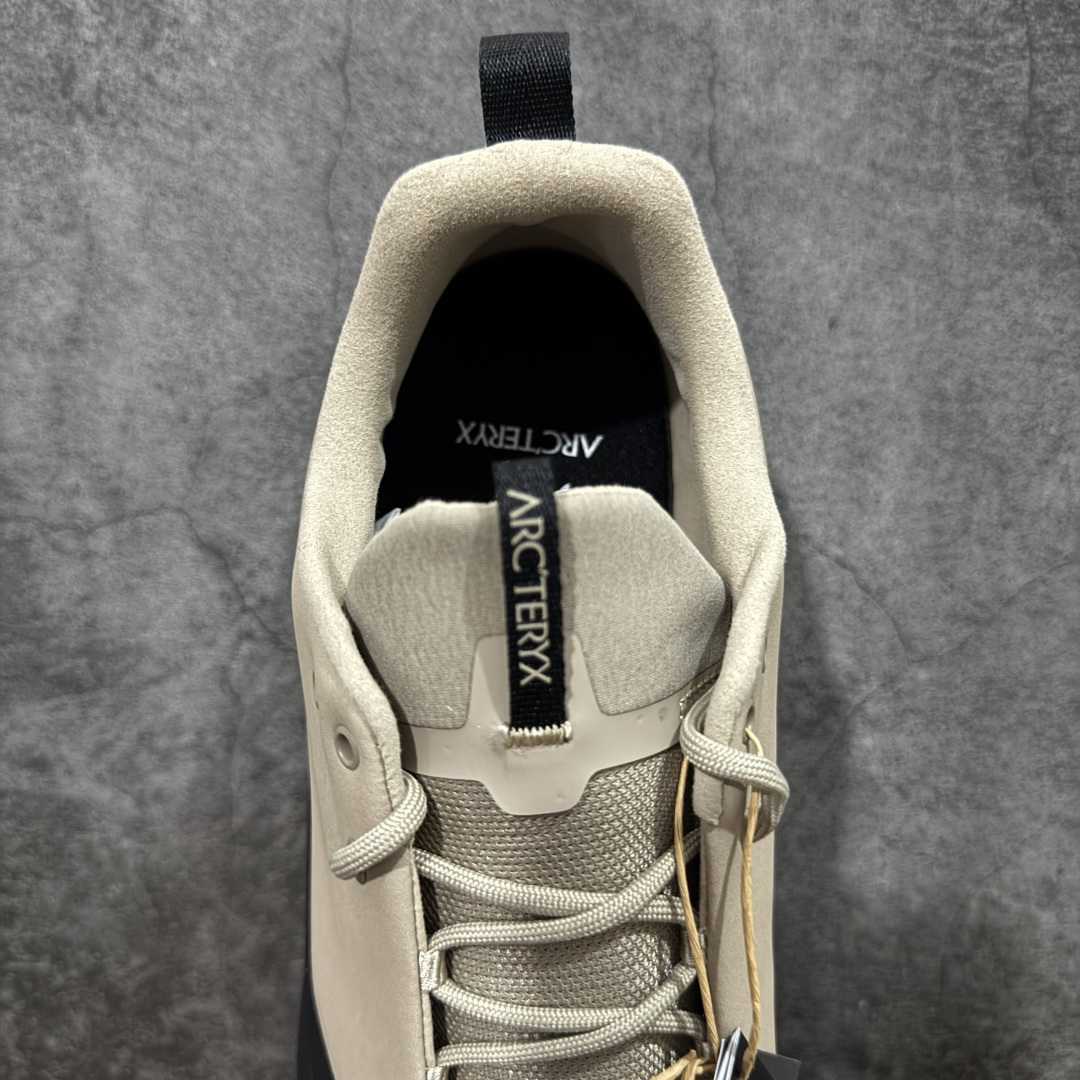 图片[8]-【莞产原盒版】Arcteryx始祖鸟 Konseal Shoe 舒适 防滑耐磨透气支撑抓地 登山鞋 沙色 黑棕 正确原盒 全鞋采用头层麂皮 耐磨防滑黄金V底 莞产高品质 区别市场通货 代购指定版本 原数据开发 不掉标 正确高频字体 鸟爪细节完美 区别市场公版货 错误字体货 中底带钢印上脚舒适轻便无负重感 四季百搭 始祖鸟 KONSEAL 轻量户外鞋，这双鞋，不仅仅可以穿着逛街上班，更可以穿着徒步旅游甚至攀岩！说实话，没多少人真的会去攀岩，经我们试穿，这双鞋，日常穿也是非常舒服轻便！搭配日常的衣服完全不违和！结构中底TPU底盘，保护双脚。配置3D模具保护双脚+一体化系带系统，鞋面防撕裂网布、TPU保护膜和牛巴革合成面料，喜欢放心入！这种类型的鞋子咱们家超难得遇到一次，喜欢一定不要错过 尺码：39-45-选品中心