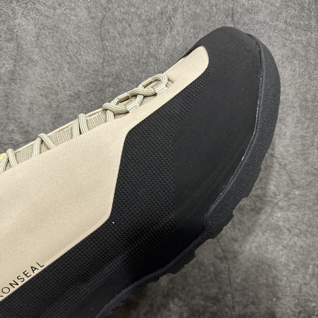 图片[6]-【莞产原盒版】Arcteryx始祖鸟 Konseal Shoe 舒适 防滑耐磨透气支撑抓地 登山鞋 沙色 黑棕 正确原盒 全鞋采用头层麂皮 耐磨防滑黄金V底 莞产高品质 区别市场通货 代购指定版本 原数据开发 不掉标 正确高频字体 鸟爪细节完美 区别市场公版货 错误字体货 中底带钢印上脚舒适轻便无负重感 四季百搭 始祖鸟 KONSEAL 轻量户外鞋，这双鞋，不仅仅可以穿着逛街上班，更可以穿着徒步旅游甚至攀岩！说实话，没多少人真的会去攀岩，经我们试穿，这双鞋，日常穿也是非常舒服轻便！搭配日常的衣服完全不违和！结构中底TPU底盘，保护双脚。配置3D模具保护双脚+一体化系带系统，鞋面防撕裂网布、TPU保护膜和牛巴革合成面料，喜欢放心入！这种类型的鞋子咱们家超难得遇到一次，喜欢一定不要错过 尺码：39-45-选品中心