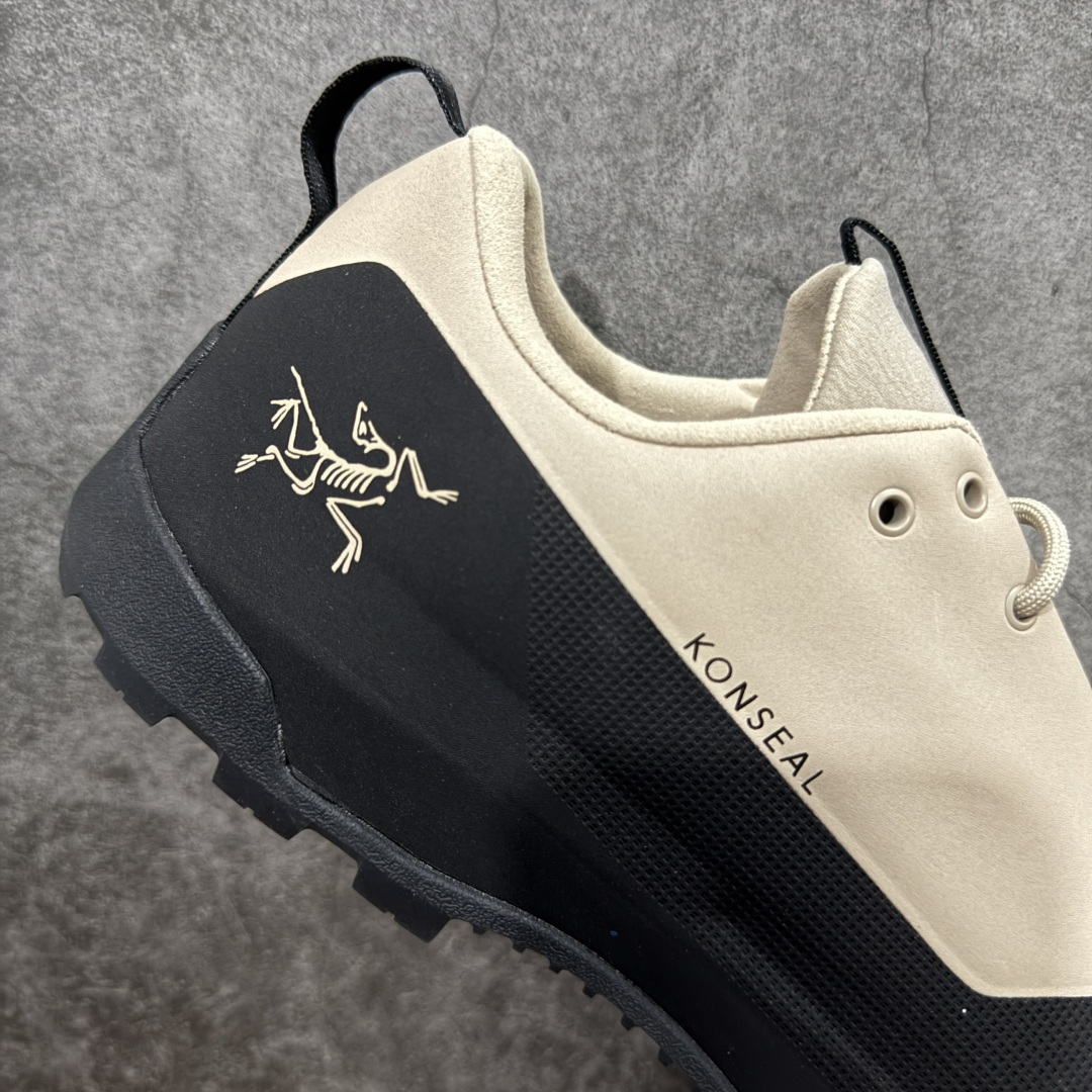 图片[7]-【莞产原盒版】Arcteryx始祖鸟 Konseal Shoe 舒适 防滑耐磨透气支撑抓地 登山鞋 沙色 黑棕 正确原盒 全鞋采用头层麂皮 耐磨防滑黄金V底 莞产高品质 区别市场通货 代购指定版本 原数据开发 不掉标 正确高频字体 鸟爪细节完美 区别市场公版货 错误字体货 中底带钢印上脚舒适轻便无负重感 四季百搭 始祖鸟 KONSEAL 轻量户外鞋，这双鞋，不仅仅可以穿着逛街上班，更可以穿着徒步旅游甚至攀岩！说实话，没多少人真的会去攀岩，经我们试穿，这双鞋，日常穿也是非常舒服轻便！搭配日常的衣服完全不违和！结构中底TPU底盘，保护双脚。配置3D模具保护双脚+一体化系带系统，鞋面防撕裂网布、TPU保护膜和牛巴革合成面料，喜欢放心入！这种类型的鞋子咱们家超难得遇到一次，喜欢一定不要错过 尺码：39-45-选品中心