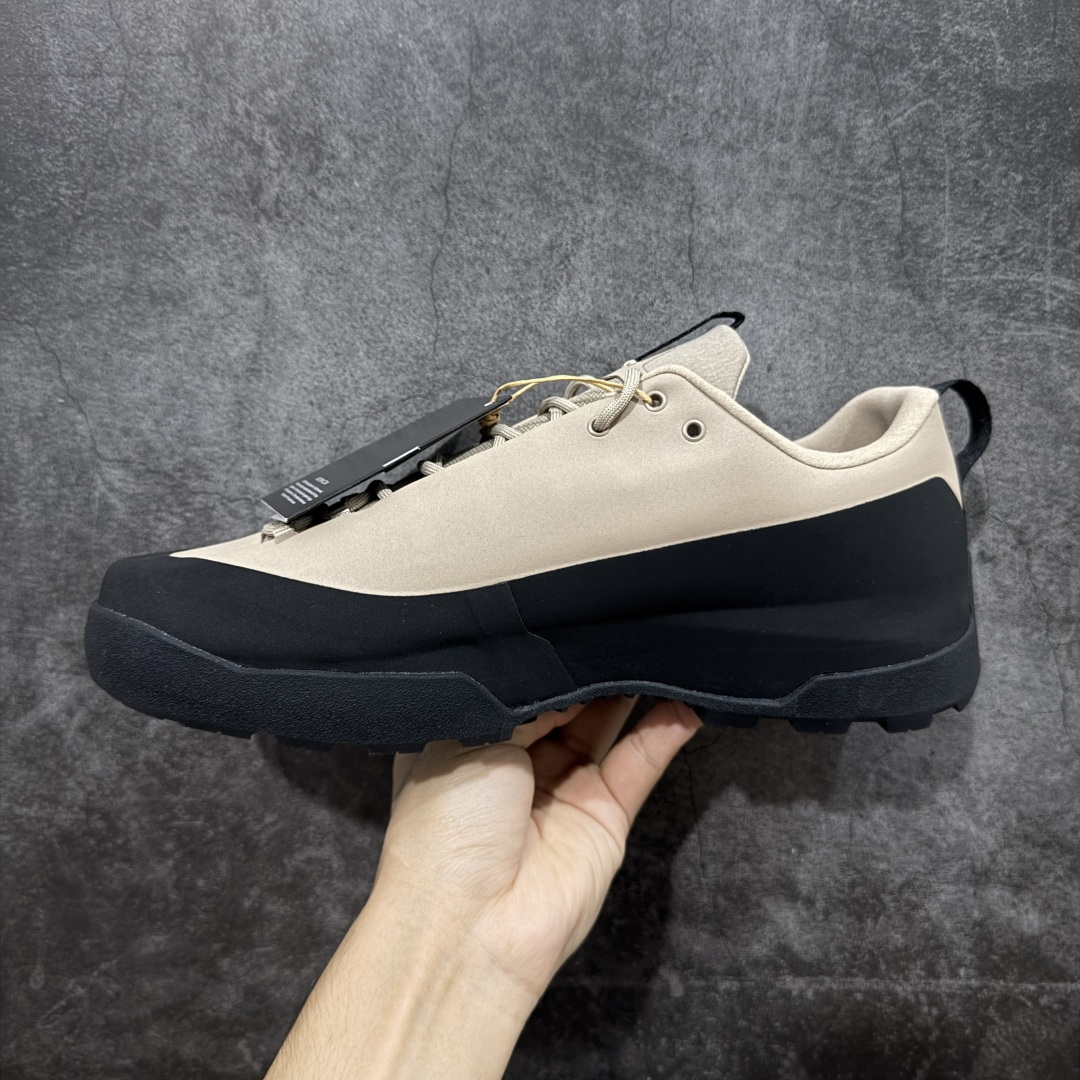 图片[2]-【莞产原盒版】Arcteryx始祖鸟 Konseal Shoe 舒适 防滑耐磨透气支撑抓地 登山鞋 沙色 黑棕 正确原盒 全鞋采用头层麂皮 耐磨防滑黄金V底 莞产高品质 区别市场通货 代购指定版本 原数据开发 不掉标 正确高频字体 鸟爪细节完美 区别市场公版货 错误字体货 中底带钢印上脚舒适轻便无负重感 四季百搭 始祖鸟 KONSEAL 轻量户外鞋，这双鞋，不仅仅可以穿着逛街上班，更可以穿着徒步旅游甚至攀岩！说实话，没多少人真的会去攀岩，经我们试穿，这双鞋，日常穿也是非常舒服轻便！搭配日常的衣服完全不违和！结构中底TPU底盘，保护双脚。配置3D模具保护双脚+一体化系带系统，鞋面防撕裂网布、TPU保护膜和牛巴革合成面料，喜欢放心入！这种类型的鞋子咱们家超难得遇到一次，喜欢一定不要错过 尺码：39-45-选品中心