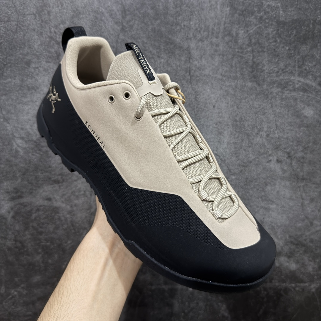 图片[3]-【莞产原盒版】Arcteryx始祖鸟 Konseal Shoe 舒适 防滑耐磨透气支撑抓地 登山鞋 沙色 黑棕 正确原盒 全鞋采用头层麂皮 耐磨防滑黄金V底 莞产高品质 区别市场通货 代购指定版本 原数据开发 不掉标 正确高频字体 鸟爪细节完美 区别市场公版货 错误字体货 中底带钢印上脚舒适轻便无负重感 四季百搭 始祖鸟 KONSEAL 轻量户外鞋，这双鞋，不仅仅可以穿着逛街上班，更可以穿着徒步旅游甚至攀岩！说实话，没多少人真的会去攀岩，经我们试穿，这双鞋，日常穿也是非常舒服轻便！搭配日常的衣服完全不违和！结构中底TPU底盘，保护双脚。配置3D模具保护双脚+一体化系带系统，鞋面防撕裂网布、TPU保护膜和牛巴革合成面料，喜欢放心入！这种类型的鞋子咱们家超难得遇到一次，喜欢一定不要错过 尺码：39-45-选品中心