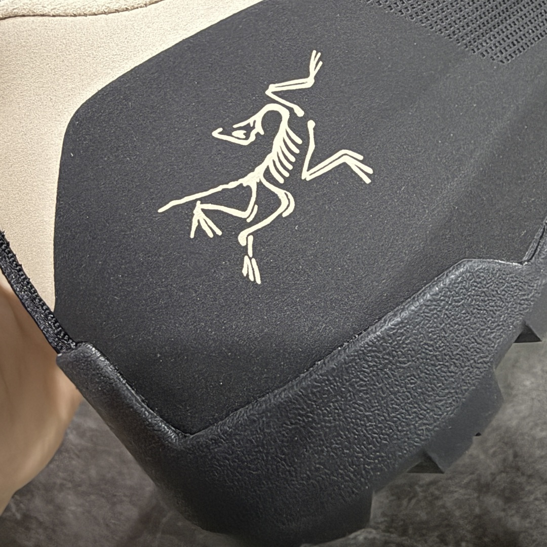 图片[2]-【莞产原盒版】Arcteryx始祖鸟 Konseal Shoe 舒适 防滑耐磨透气支撑抓地 登山鞋 沙色 黑棕 正确原盒 全鞋采用头层麂皮 耐磨防滑黄金V底 莞产高品质 区别市场通货 代购指定版本 原数据开发 不掉标 正确高频字体 鸟爪细节完美 区别市场公版货 错误字体货 中底带钢印上脚舒适轻便无负重感 四季百搭 始祖鸟 KONSEAL 轻量户外鞋，这双鞋，不仅仅可以穿着逛街上班，更可以穿着徒步旅游甚至攀岩！说实话，没多少人真的会去攀岩，经我们试穿，这双鞋，日常穿也是非常舒服轻便！搭配日常的衣服完全不违和！结构中底TPU底盘，保护双脚。配置3D模具保护双脚+一体化系带系统，鞋面防撕裂网布、TPU保护膜和牛巴革合成面料，喜欢放心入！这种类型的鞋子咱们家超难得遇到一次，喜欢一定不要错过 尺码：39-45-选品中心