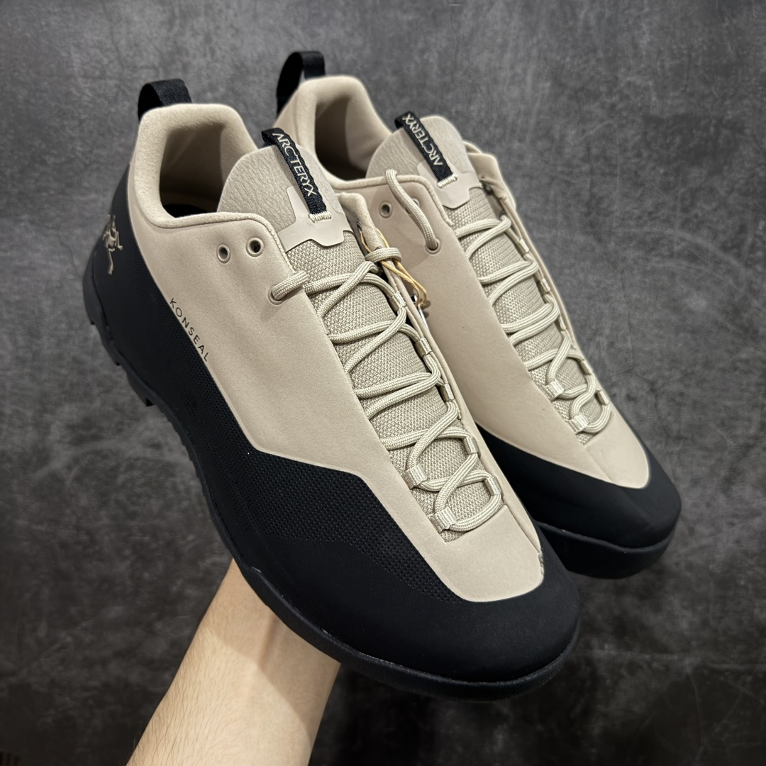 【莞产原盒版】Arcteryx始祖鸟 Konseal Shoe 舒适 防滑耐磨透气支撑抓地 登山鞋 沙色 黑棕 正确原盒 全鞋采用头层麂皮 耐磨防滑黄金V底 莞产高品质 区别市场通货 代购指定版本 原数据开发 不掉标 正确高频字体 鸟爪细节完美 区别市场公版货 错误字体货 中底带钢印上脚舒适轻便无负重感 四季百搭 始祖鸟 KONSEAL 轻量户外鞋，这双鞋，不仅仅可以穿着逛街上班，更可以穿着徒步旅游甚至攀岩！说实话，没多少人真的会去攀岩，经我们试穿，这双鞋，日常穿也是非常舒服轻便！搭配日常的衣服完全不违和！结构中底TPU底盘，保护双脚。配置3D模具保护双脚+一体化系带系统，鞋面防撕裂网布、TPU保护膜和牛巴革合成面料，喜欢放心入！这种类型的鞋子咱们家超难得遇到一次，喜欢一定不要错过 尺码：39-45-选品中心