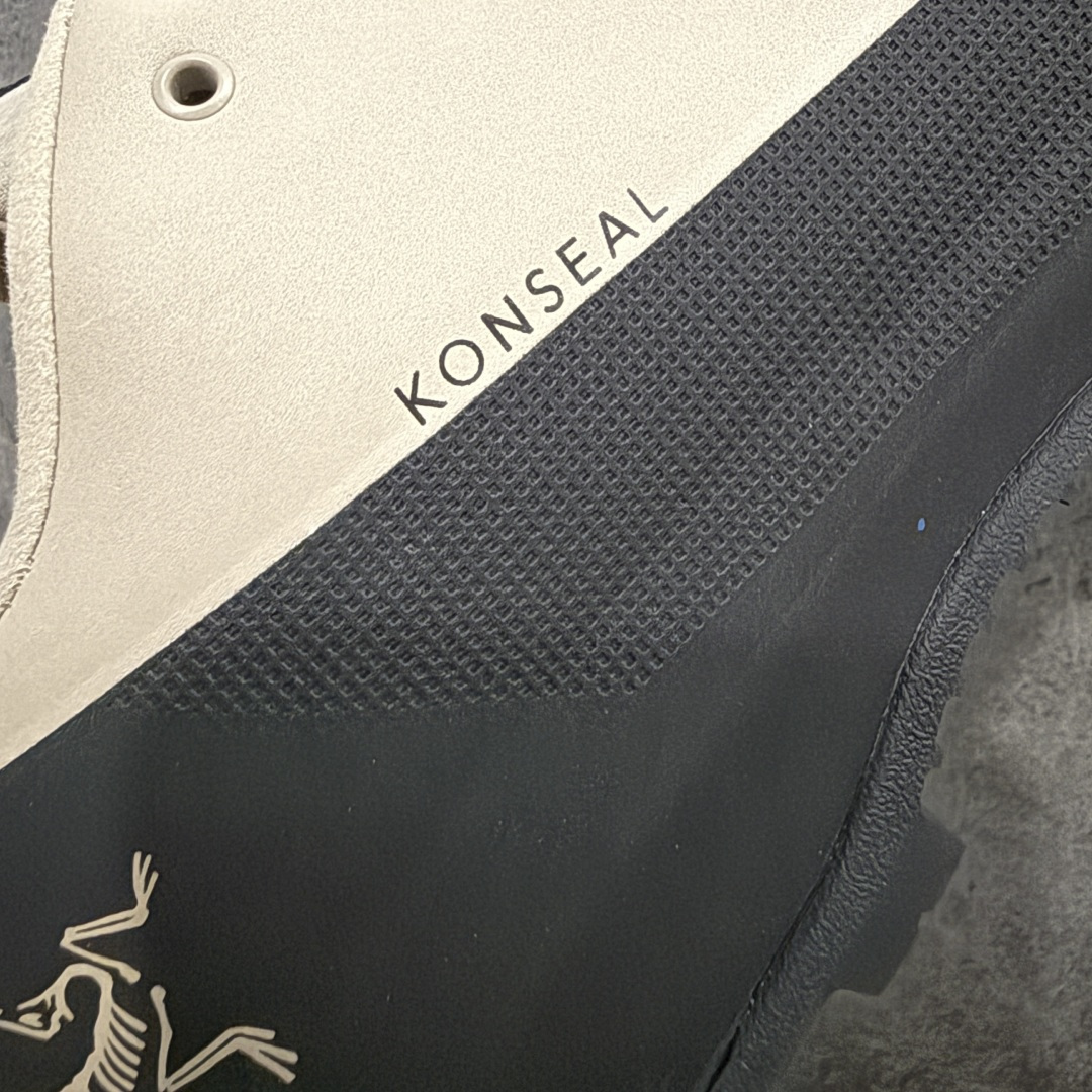 图片[3]-【莞产原盒版】Arcteryx始祖鸟 Konseal Shoe 舒适 防滑耐磨透气支撑抓地 登山鞋 沙色 黑棕 正确原盒 全鞋采用头层麂皮 耐磨防滑黄金V底 莞产高品质 区别市场通货 代购指定版本 原数据开发 不掉标 正确高频字体 鸟爪细节完美 区别市场公版货 错误字体货 中底带钢印上脚舒适轻便无负重感 四季百搭 始祖鸟 KONSEAL 轻量户外鞋，这双鞋，不仅仅可以穿着逛街上班，更可以穿着徒步旅游甚至攀岩！说实话，没多少人真的会去攀岩，经我们试穿，这双鞋，日常穿也是非常舒服轻便！搭配日常的衣服完全不违和！结构中底TPU底盘，保护双脚。配置3D模具保护双脚+一体化系带系统，鞋面防撕裂网布、TPU保护膜和牛巴革合成面料，喜欢放心入！这种类型的鞋子咱们家超难得遇到一次，喜欢一定不要错过 尺码：39-45-选品中心