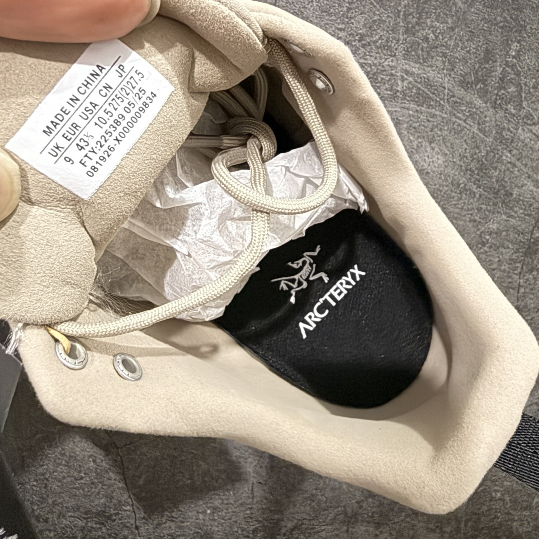 图片[6]-【莞产原盒版】Arcteryx始祖鸟 Konseal Shoe 舒适 防滑耐磨透气支撑抓地 登山鞋 沙色 黑棕 正确原盒 全鞋采用头层麂皮 耐磨防滑黄金V底 莞产高品质 区别市场通货 代购指定版本 原数据开发 不掉标 正确高频字体 鸟爪细节完美 区别市场公版货 错误字体货 中底带钢印上脚舒适轻便无负重感 四季百搭 始祖鸟 KONSEAL 轻量户外鞋，这双鞋，不仅仅可以穿着逛街上班，更可以穿着徒步旅游甚至攀岩！说实话，没多少人真的会去攀岩，经我们试穿，这双鞋，日常穿也是非常舒服轻便！搭配日常的衣服完全不违和！结构中底TPU底盘，保护双脚。配置3D模具保护双脚+一体化系带系统，鞋面防撕裂网布、TPU保护膜和牛巴革合成面料，喜欢放心入！这种类型的鞋子咱们家超难得遇到一次，喜欢一定不要错过 尺码：39-45-选品中心