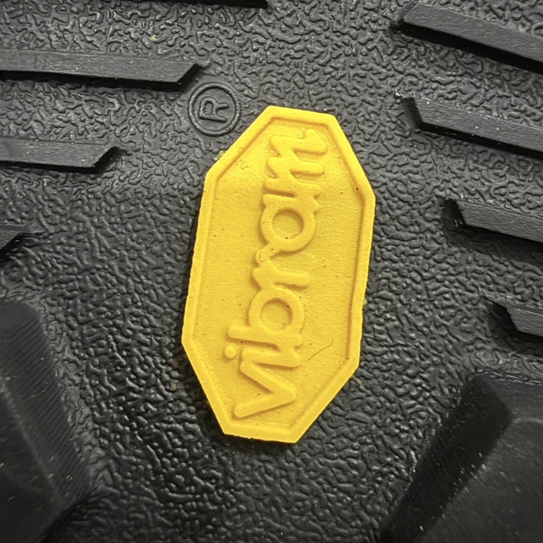 图片[8]-【莞产原盒版】Arcteryx始祖鸟 Konseal Shoe 舒适 防滑耐磨透气支撑抓地 登山鞋 沙色 黑棕 正确原盒 全鞋采用头层麂皮 耐磨防滑黄金V底 莞产高品质 区别市场通货 代购指定版本 原数据开发 不掉标 正确高频字体 鸟爪细节完美 区别市场公版货 错误字体货 中底带钢印上脚舒适轻便无负重感 四季百搭 始祖鸟 KONSEAL 轻量户外鞋，这双鞋，不仅仅可以穿着逛街上班，更可以穿着徒步旅游甚至攀岩！说实话，没多少人真的会去攀岩，经我们试穿，这双鞋，日常穿也是非常舒服轻便！搭配日常的衣服完全不违和！结构中底TPU底盘，保护双脚。配置3D模具保护双脚+一体化系带系统，鞋面防撕裂网布、TPU保护膜和牛巴革合成面料，喜欢放心入！这种类型的鞋子咱们家超难得遇到一次，喜欢一定不要错过 尺码：39-45-选品中心