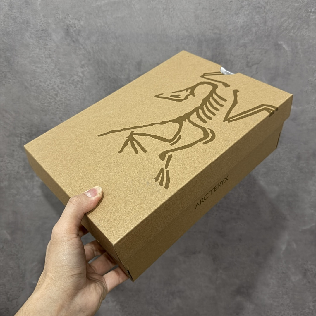 图片[9]-【莞产原盒版】Arcteryx始祖鸟 Konseal Shoe 舒适 防滑耐磨透气支撑抓地 登山鞋 沙色 黑棕 正确原盒 全鞋采用头层麂皮 耐磨防滑黄金V底 莞产高品质 区别市场通货 代购指定版本 原数据开发 不掉标 正确高频字体 鸟爪细节完美 区别市场公版货 错误字体货 中底带钢印上脚舒适轻便无负重感 四季百搭 始祖鸟 KONSEAL 轻量户外鞋，这双鞋，不仅仅可以穿着逛街上班，更可以穿着徒步旅游甚至攀岩！说实话，没多少人真的会去攀岩，经我们试穿，这双鞋，日常穿也是非常舒服轻便！搭配日常的衣服完全不违和！结构中底TPU底盘，保护双脚。配置3D模具保护双脚+一体化系带系统，鞋面防撕裂网布、TPU保护膜和牛巴革合成面料，喜欢放心入！这种类型的鞋子咱们家超难得遇到一次，喜欢一定不要错过 尺码：39-45-选品中心