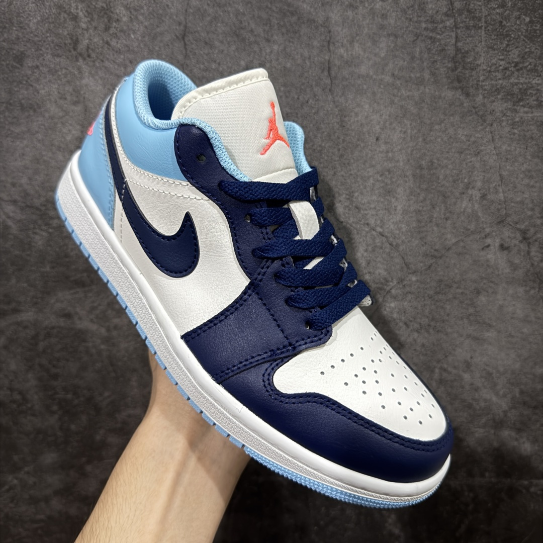 图片[3]-【DT纯原】Air Jordan Low AJ1 乔1蓝白 低帮文化休闲运动板鞋 553558-149  市面中低帮最具代表性版本没有之一 口碑大厂出品 品控大底版型不断改良更新 全套原纸板楦头开发 确保原汁原味 完美呈现版型 完美零毛边处理 原厂内置全掌气垫 价格定位良心 平台专用代工流水线出品 一眼公司既视感 拿到手的一瞬间就与众不同 碾压市面所有版本 全部原鞋开发 每一个配色都会采购原鞋确认细节 打破市面看图做货无好货之说 尺码：35.5-46-选品中心