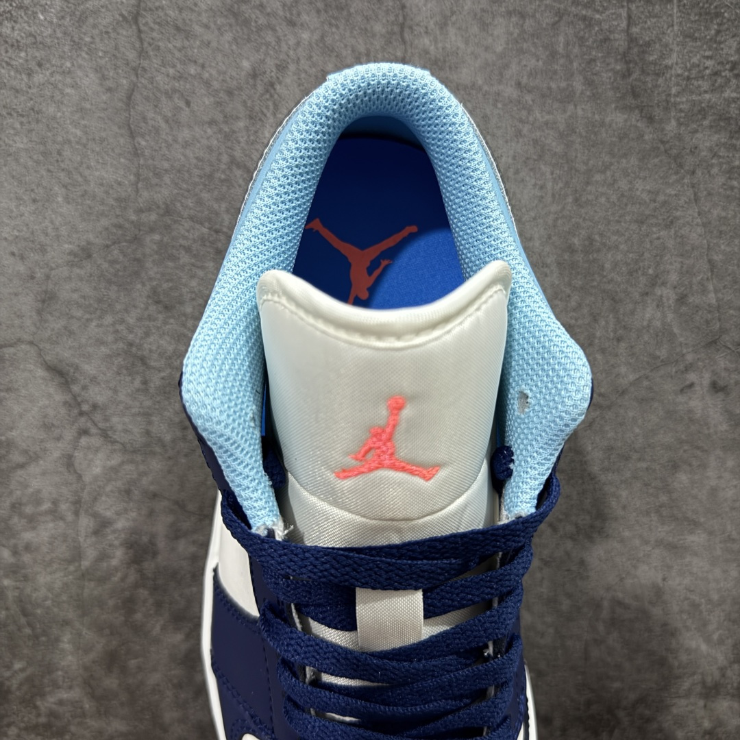 图片[8]-【DT纯原】Air Jordan Low AJ1 乔1蓝白 低帮文化休闲运动板鞋 553558-149  市面中低帮最具代表性版本没有之一 口碑大厂出品 品控大底版型不断改良更新 全套原纸板楦头开发 确保原汁原味 完美呈现版型 完美零毛边处理 原厂内置全掌气垫 价格定位良心 平台专用代工流水线出品 一眼公司既视感 拿到手的一瞬间就与众不同 碾压市面所有版本 全部原鞋开发 每一个配色都会采购原鞋确认细节 打破市面看图做货无好货之说 尺码：35.5-46-选品中心