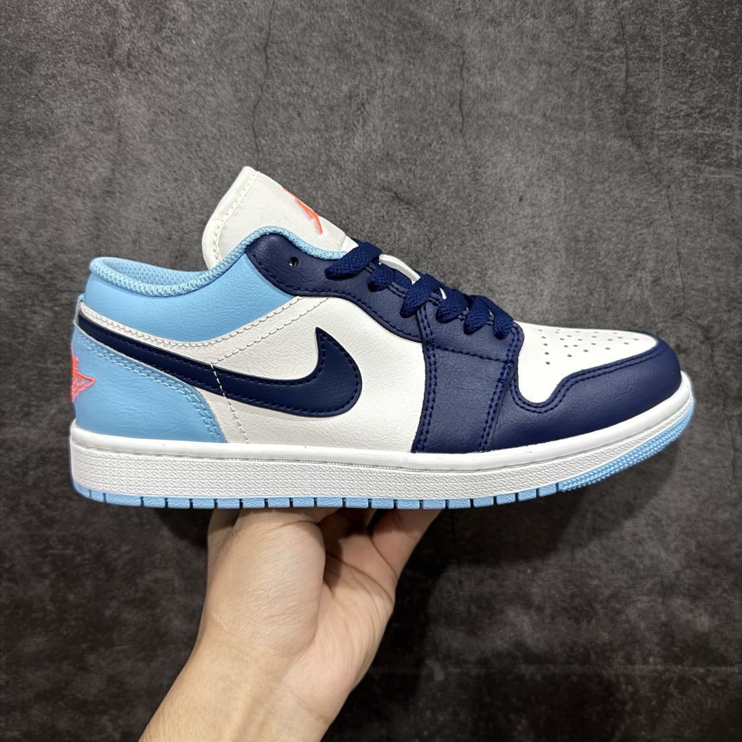 【DT纯原】Air Jordan Low AJ1 乔1蓝白 低帮文化休闲运动板鞋 553558-149  市面中低帮最具代表性版本没有之一 口碑大厂出品 品控大底版型不断改良更新 全套原纸板楦头开发 确保原汁原味 完美呈现版型 完美零毛边处理 原厂内置全掌气垫 价格定位良心 平台专用代工流水线出品 一眼公司既视感 拿到手的一瞬间就与众不同 碾压市面所有版本 全部原鞋开发 每一个配色都会采购原鞋确认细节 打破市面看图做货无好货之说 尺码：35.5-46-选品中心