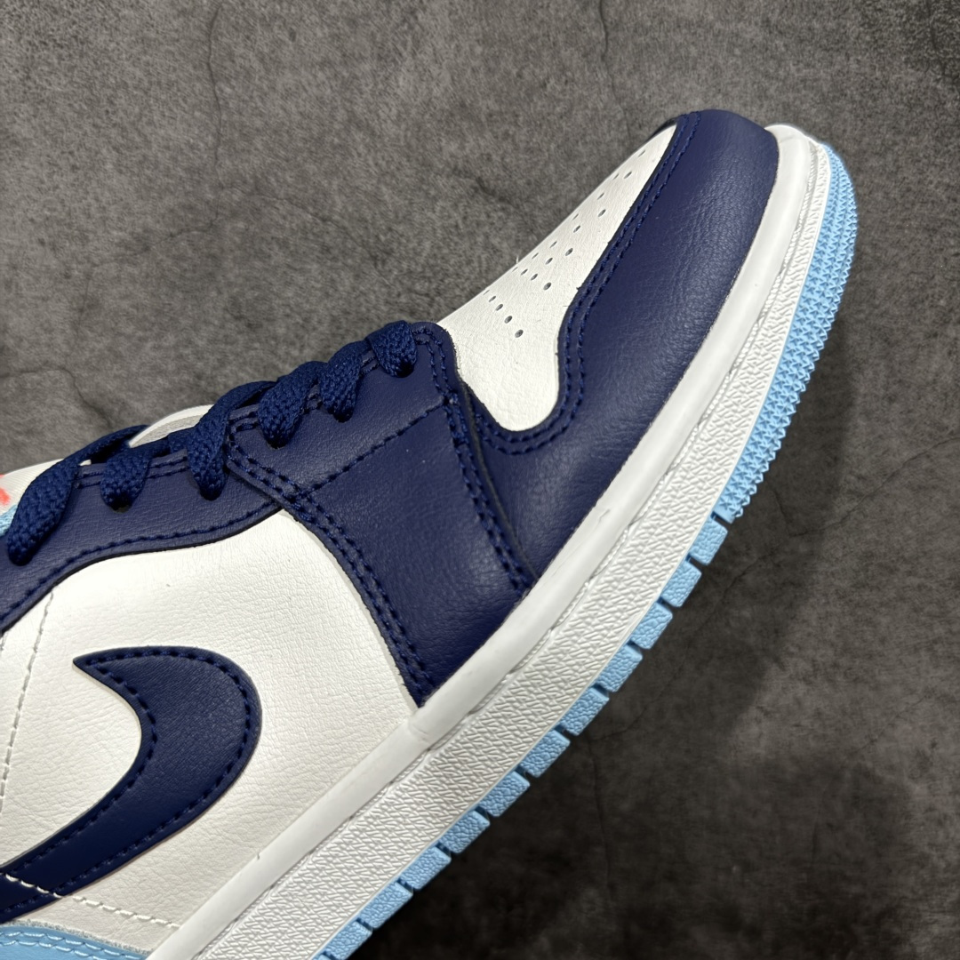 图片[6]-【DT纯原】Air Jordan Low AJ1 乔1蓝白 低帮文化休闲运动板鞋 553558-149  市面中低帮最具代表性版本没有之一 口碑大厂出品 品控大底版型不断改良更新 全套原纸板楦头开发 确保原汁原味 完美呈现版型 完美零毛边处理 原厂内置全掌气垫 价格定位良心 平台专用代工流水线出品 一眼公司既视感 拿到手的一瞬间就与众不同 碾压市面所有版本 全部原鞋开发 每一个配色都会采购原鞋确认细节 打破市面看图做货无好货之说 尺码：35.5-46-选品中心