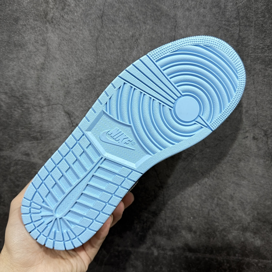 图片[9]-【DT纯原】Air Jordan Low AJ1 乔1蓝白 低帮文化休闲运动板鞋 553558-149  市面中低帮最具代表性版本没有之一 口碑大厂出品 品控大底版型不断改良更新 全套原纸板楦头开发 确保原汁原味 完美呈现版型 完美零毛边处理 原厂内置全掌气垫 价格定位良心 平台专用代工流水线出品 一眼公司既视感 拿到手的一瞬间就与众不同 碾压市面所有版本 全部原鞋开发 每一个配色都会采购原鞋确认细节 打破市面看图做货无好货之说 尺码：35.5-46-选品中心