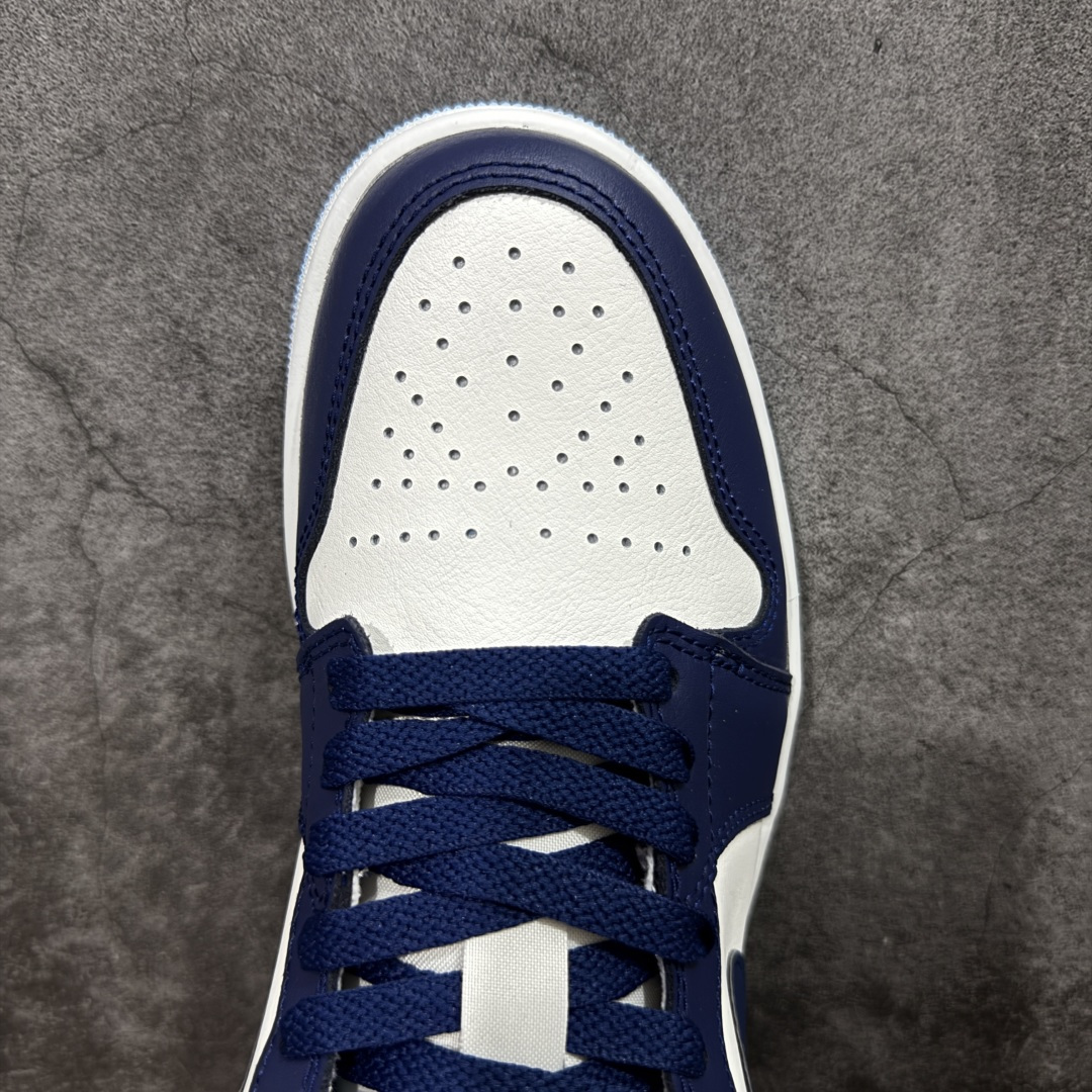 图片[5]-【DT纯原】Air Jordan Low AJ1 乔1蓝白 低帮文化休闲运动板鞋 553558-149  市面中低帮最具代表性版本没有之一 口碑大厂出品 品控大底版型不断改良更新 全套原纸板楦头开发 确保原汁原味 完美呈现版型 完美零毛边处理 原厂内置全掌气垫 价格定位良心 平台专用代工流水线出品 一眼公司既视感 拿到手的一瞬间就与众不同 碾压市面所有版本 全部原鞋开发 每一个配色都会采购原鞋确认细节 打破市面看图做货无好货之说 尺码：35.5-46-选品中心