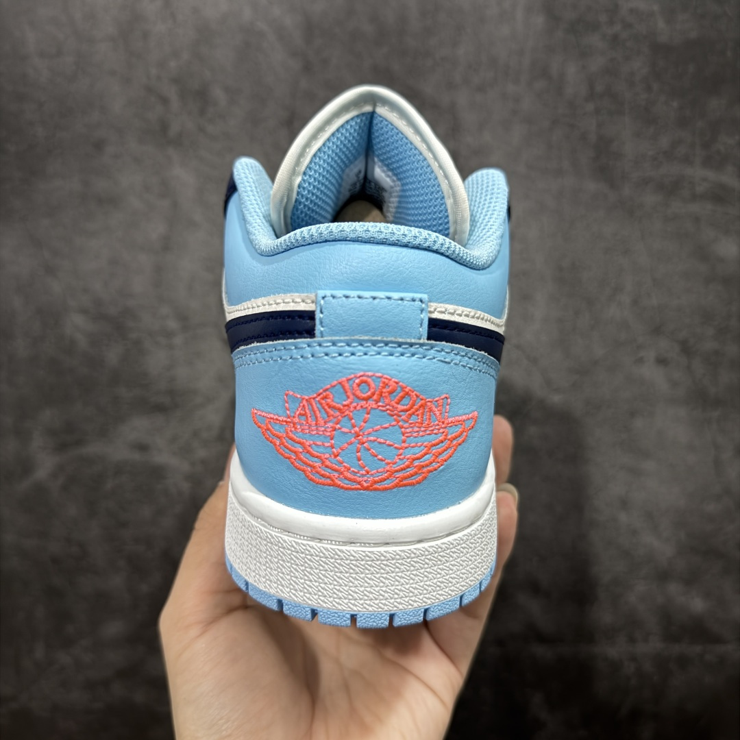 图片[4]-【DT纯原】Air Jordan Low AJ1 乔1蓝白 低帮文化休闲运动板鞋 553558-149  市面中低帮最具代表性版本没有之一 口碑大厂出品 品控大底版型不断改良更新 全套原纸板楦头开发 确保原汁原味 完美呈现版型 完美零毛边处理 原厂内置全掌气垫 价格定位良心 平台专用代工流水线出品 一眼公司既视感 拿到手的一瞬间就与众不同 碾压市面所有版本 全部原鞋开发 每一个配色都会采购原鞋确认细节 打破市面看图做货无好货之说 尺码：35.5-46-选品中心