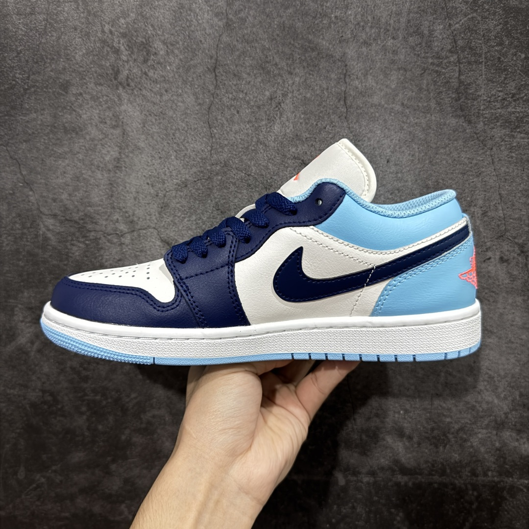 图片[2]-【DT纯原】Air Jordan Low AJ1 乔1蓝白 低帮文化休闲运动板鞋 553558-149  市面中低帮最具代表性版本没有之一 口碑大厂出品 品控大底版型不断改良更新 全套原纸板楦头开发 确保原汁原味 完美呈现版型 完美零毛边处理 原厂内置全掌气垫 价格定位良心 平台专用代工流水线出品 一眼公司既视感 拿到手的一瞬间就与众不同 碾压市面所有版本 全部原鞋开发 每一个配色都会采购原鞋确认细节 打破市面看图做货无好货之说 尺码：35.5-46-选品中心