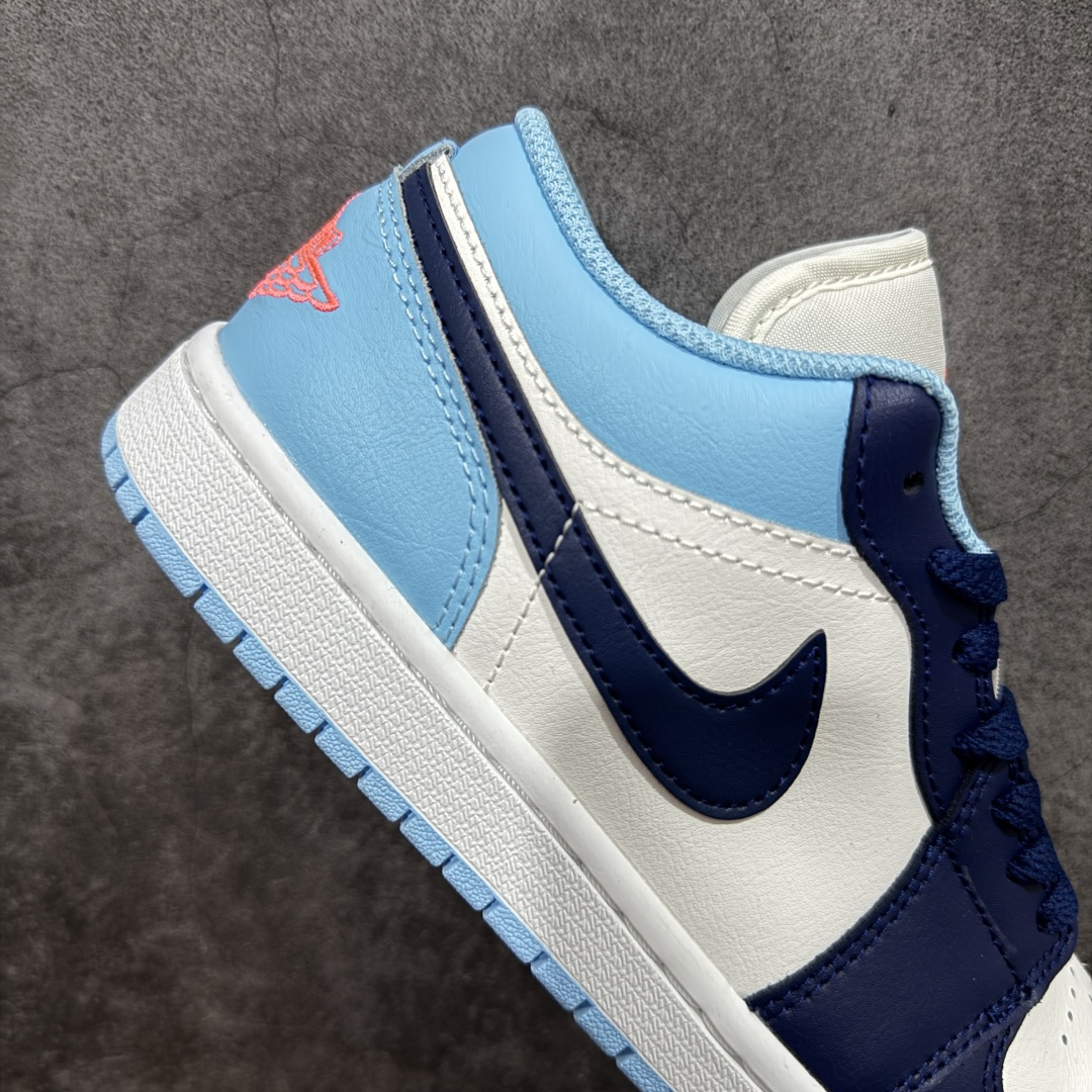 图片[7]-【DT纯原】Air Jordan Low AJ1 乔1蓝白 低帮文化休闲运动板鞋 553558-149  市面中低帮最具代表性版本没有之一 口碑大厂出品 品控大底版型不断改良更新 全套原纸板楦头开发 确保原汁原味 完美呈现版型 完美零毛边处理 原厂内置全掌气垫 价格定位良心 平台专用代工流水线出品 一眼公司既视感 拿到手的一瞬间就与众不同 碾压市面所有版本 全部原鞋开发 每一个配色都会采购原鞋确认细节 打破市面看图做货无好货之说 尺码：35.5-46-选品中心