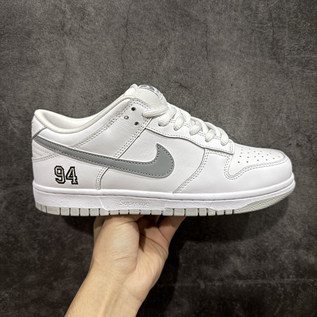 【纯原M版】 Supreme x Nike SB DUNK 低帮联名板鞋 货号：HQ8487-100 国内一线头部大厂出品 高端零售专供品质 全套原厂数据 原厂皮料 原厂辅料打造 德国进口真空加硫定型工艺 一码一模 真实半码 全方位细节全部到位 细节处理比正品更顶！ 尺码：40 40.5 41 42 42.5 43 44 44.5 45 46 47.5-选品中心
