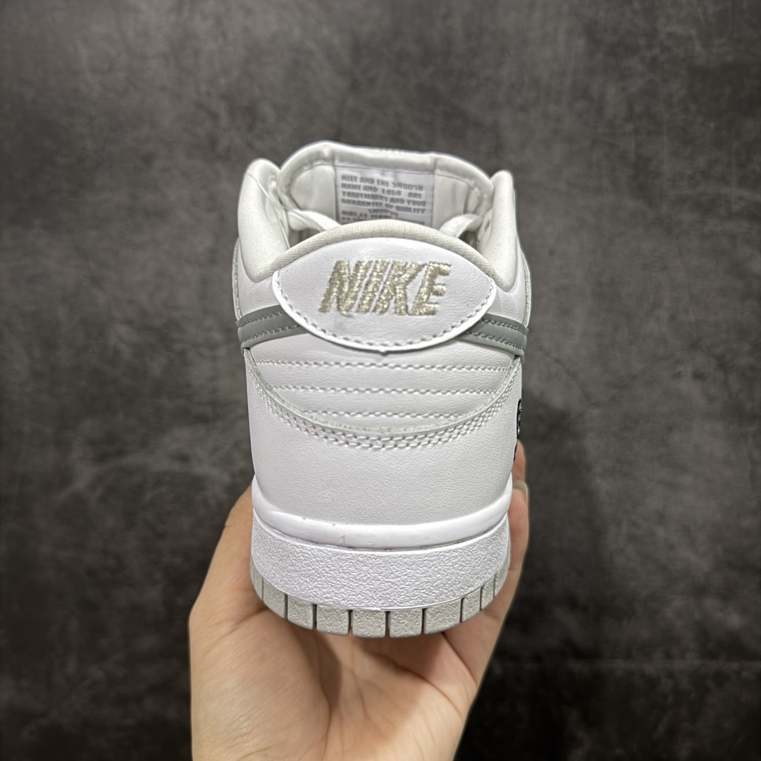 图片[4]-【纯原M版】 Supreme x Nike SB DUNK 低帮联名板鞋 货号：HQ8487-100 国内一线头部大厂出品 高端零售专供品质 全套原厂数据 原厂皮料 原厂辅料打造 德国进口真空加硫定型工艺 一码一模 真实半码 全方位细节全部到位 细节处理比正品更顶！ 尺码：40 40.5 41 42 42.5 43 44 44.5 45 46 47.5-选品中心