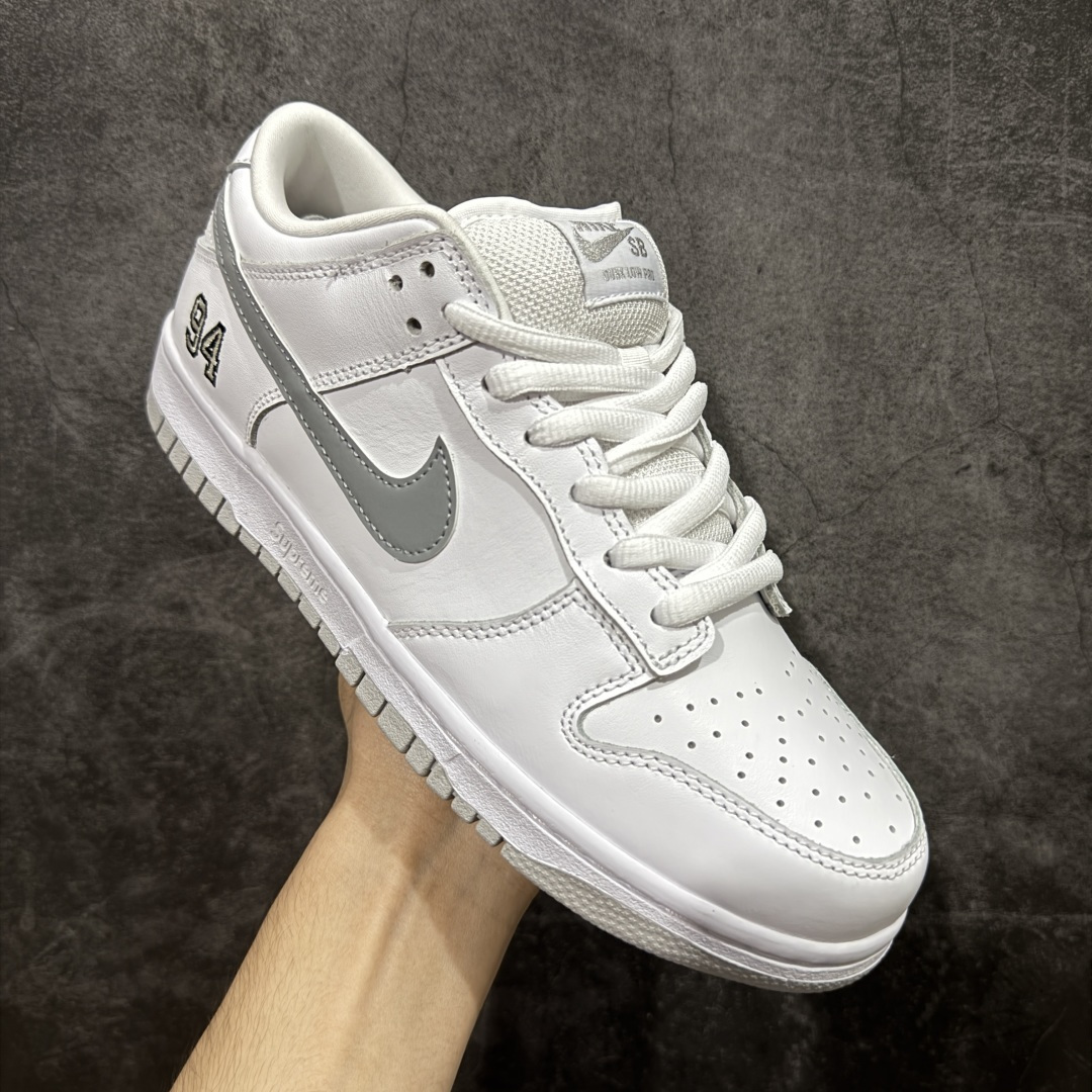 图片[3]-【纯原M版】 Supreme x Nike SB DUNK 低帮联名板鞋 货号：HQ8487-100 国内一线头部大厂出品 高端零售专供品质 全套原厂数据 原厂皮料 原厂辅料打造 德国进口真空加硫定型工艺 一码一模 真实半码 全方位细节全部到位 细节处理比正品更顶！ 尺码：40 40.5 41 42 42.5 43 44 44.5 45 46 47.5-选品中心