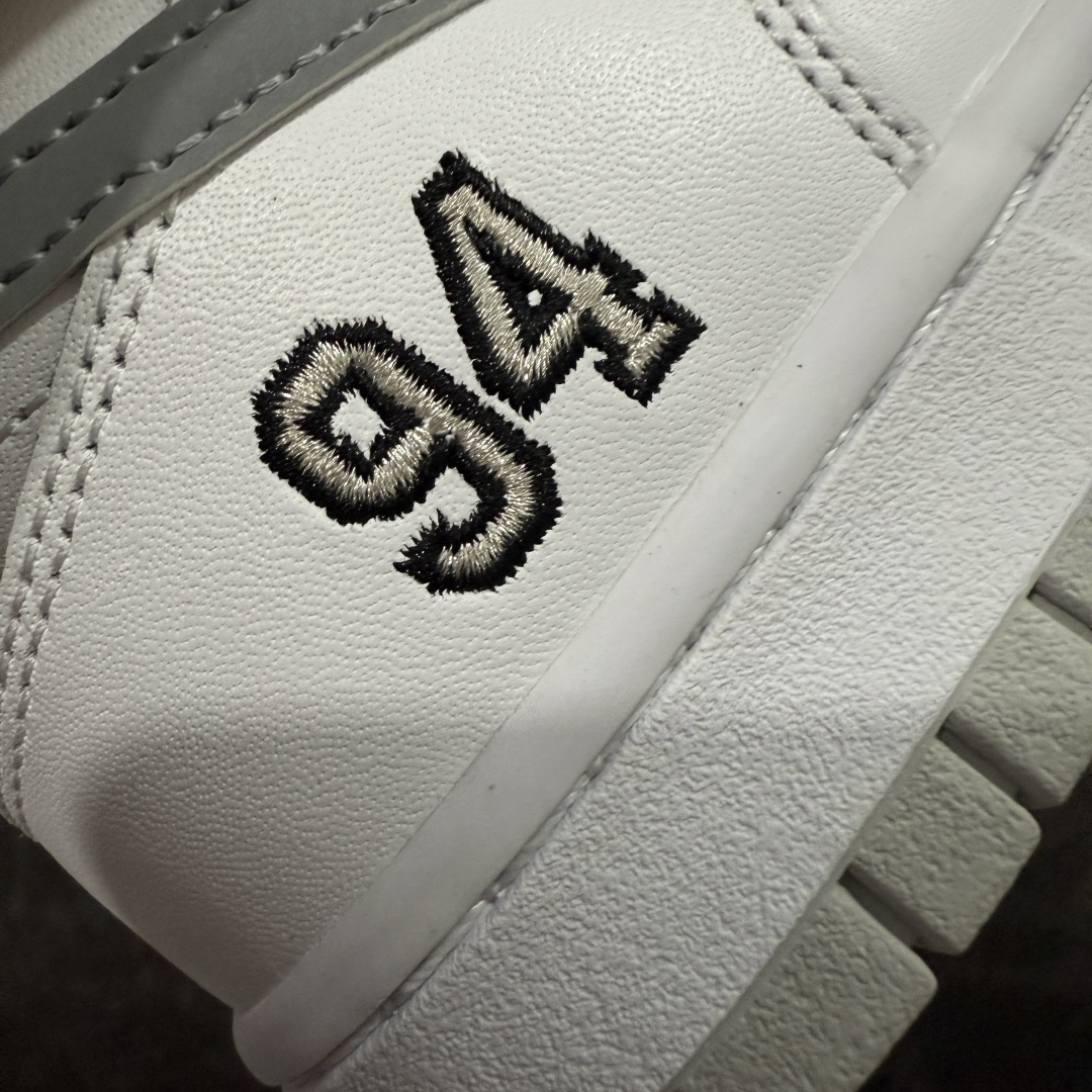 图片[3]-【纯原M版】 Supreme x Nike SB DUNK 低帮联名板鞋 货号：HQ8487-100 国内一线头部大厂出品 高端零售专供品质 全套原厂数据 原厂皮料 原厂辅料打造 德国进口真空加硫定型工艺 一码一模 真实半码 全方位细节全部到位 细节处理比正品更顶！ 尺码：40 40.5 41 42 42.5 43 44 44.5 45 46 47.5-选品中心