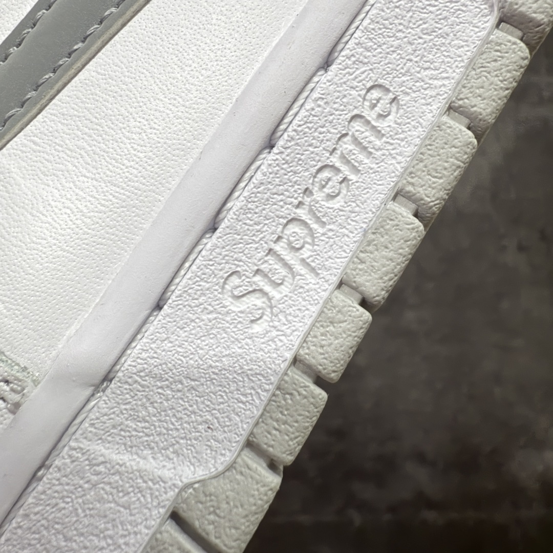 图片[4]-【纯原M版】 Supreme x Nike SB DUNK 低帮联名板鞋 货号：HQ8487-100 国内一线头部大厂出品 高端零售专供品质 全套原厂数据 原厂皮料 原厂辅料打造 德国进口真空加硫定型工艺 一码一模 真实半码 全方位细节全部到位 细节处理比正品更顶！ 尺码：40 40.5 41 42 42.5 43 44 44.5 45 46 47.5-选品中心