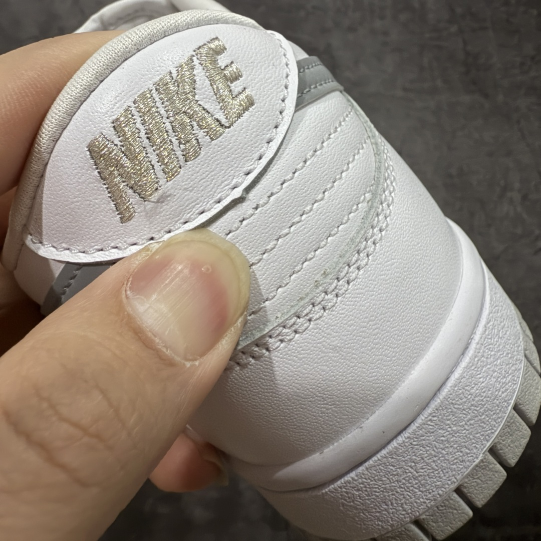 图片[2]-【纯原M版】 Supreme x Nike SB DUNK 低帮联名板鞋 货号：HQ8487-100 国内一线头部大厂出品 高端零售专供品质 全套原厂数据 原厂皮料 原厂辅料打造 德国进口真空加硫定型工艺 一码一模 真实半码 全方位细节全部到位 细节处理比正品更顶！ 尺码：40 40.5 41 42 42.5 43 44 44.5 45 46 47.5-选品中心