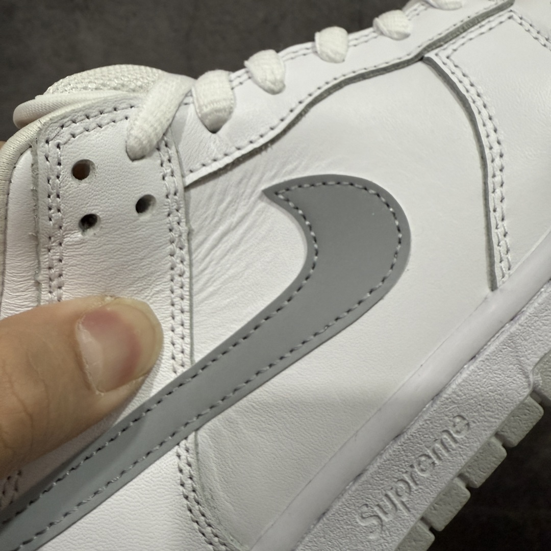 图片[5]-【纯原M版】 Supreme x Nike SB DUNK 低帮联名板鞋 货号：HQ8487-100 国内一线头部大厂出品 高端零售专供品质 全套原厂数据 原厂皮料 原厂辅料打造 德国进口真空加硫定型工艺 一码一模 真实半码 全方位细节全部到位 细节处理比正品更顶！ 尺码：40 40.5 41 42 42.5 43 44 44.5 45 46 47.5-选品中心