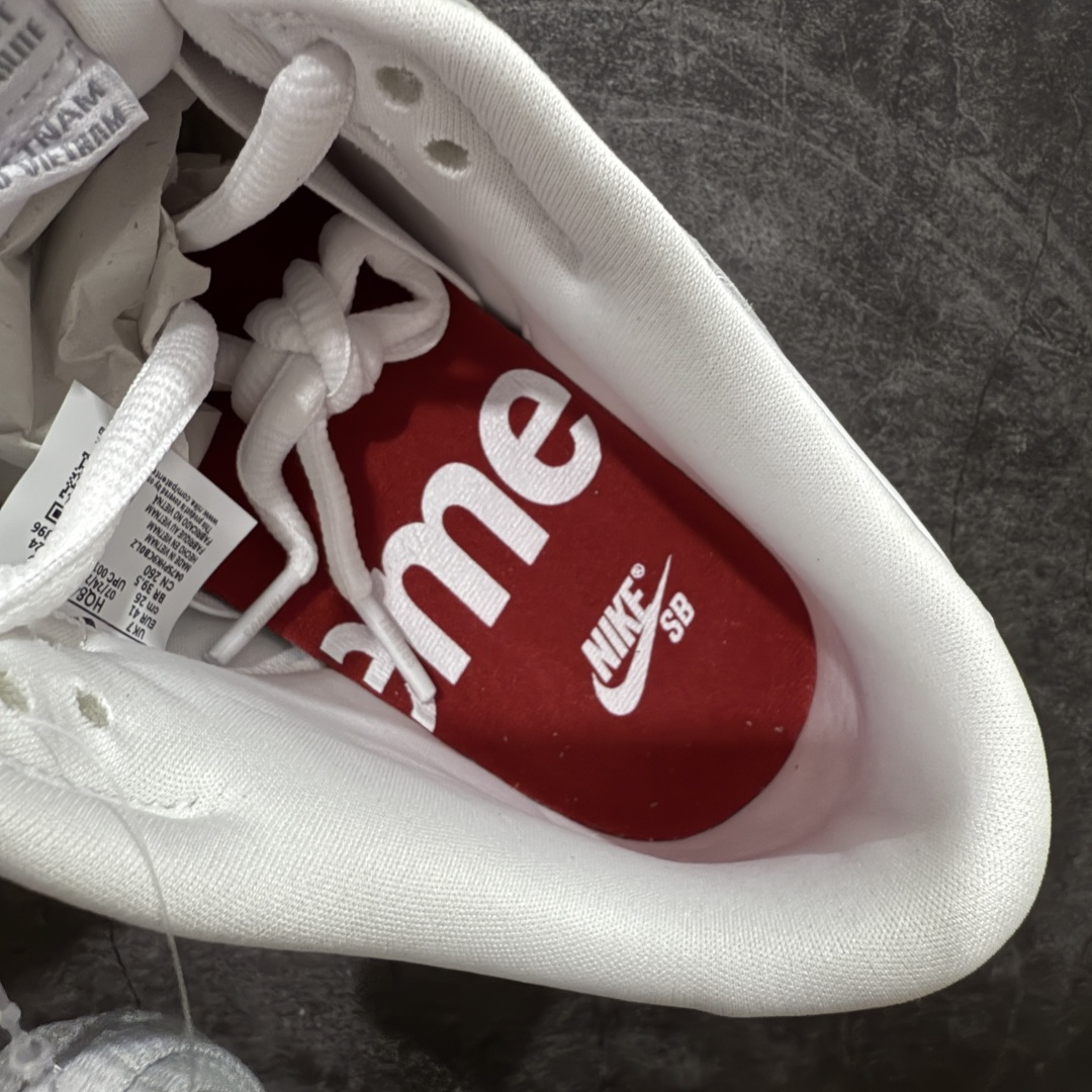 图片[9]-【纯原M版】 Supreme x Nike SB DUNK 低帮联名板鞋 货号：HQ8487-100 国内一线头部大厂出品 高端零售专供品质 全套原厂数据 原厂皮料 原厂辅料打造 德国进口真空加硫定型工艺 一码一模 真实半码 全方位细节全部到位 细节处理比正品更顶！ 尺码：40 40.5 41 42 42.5 43 44 44.5 45 46 47.5-选品中心
