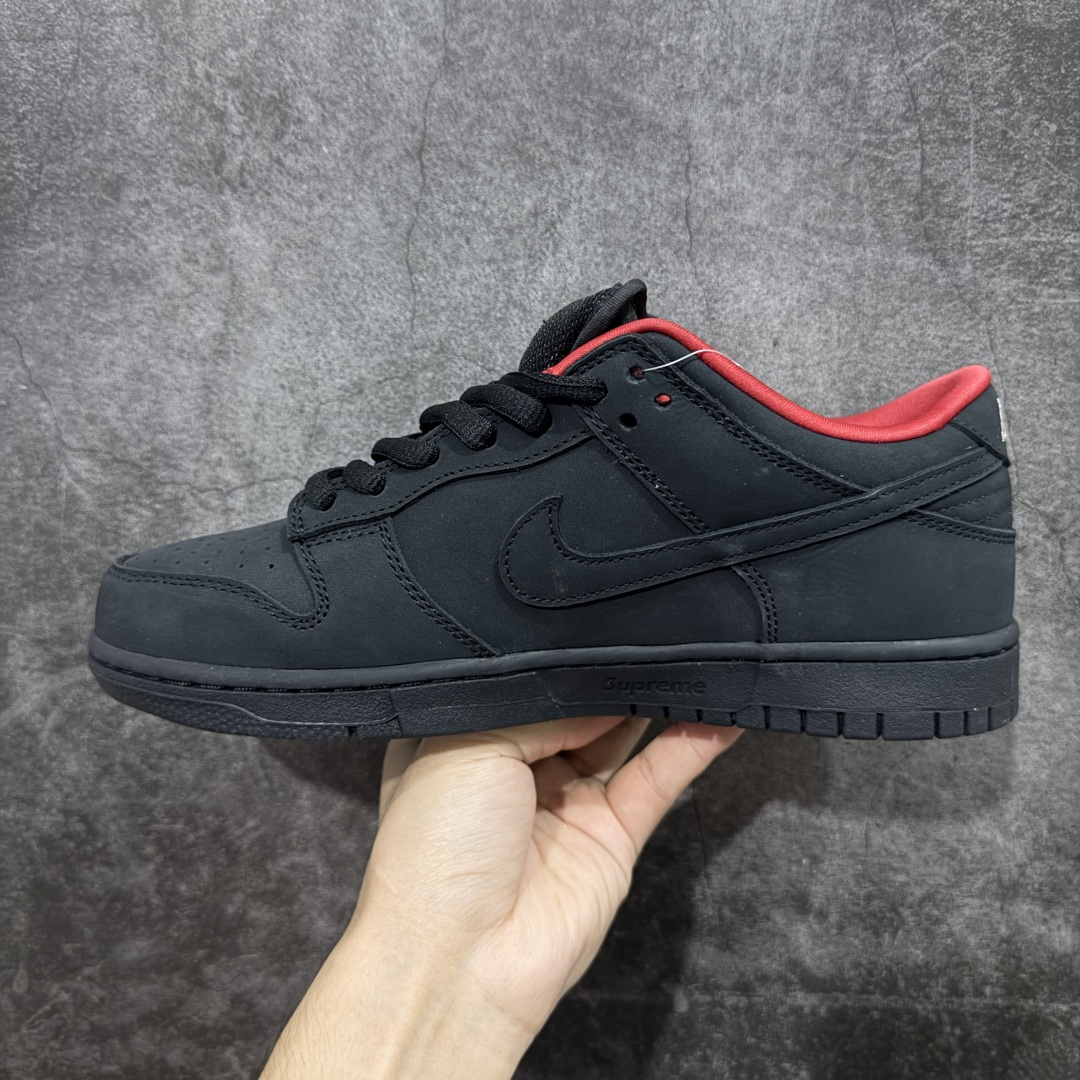图片[2]-【纯原M版】 Supreme x Nike SB DUNK 低帮联名板鞋 货号：HQ8487-001 国内一线头部大厂出品 高端零售专供品质 全套原厂数据 原厂皮料 原厂辅料打造 德国进口真空加硫定型工艺 一码一模 真实半码 全方位细节全部到位 细节处理比正品更顶！ 尺码：40 40.5 41 42 42.5 43 44 44.5 45 46 47.5-选品中心