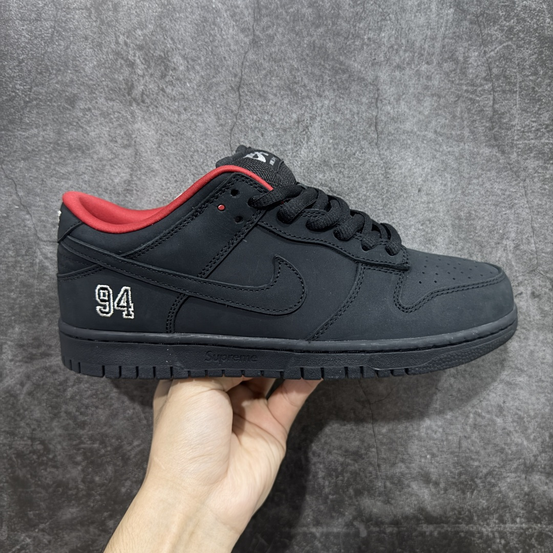 【纯原M版】 Supreme x Nike SB DUNK 低帮联名板鞋 货号:HQ8487-001 国内一线头部大厂出品 高端零售专供品质 全套原厂数据 原厂皮料 原厂辅料打造 德国进口真空加硫定型工艺 一码一模 真实半码 全方位细节全部到位 细节处理比正品更顶! 尺码:40 40.5 41 42 42.5 43 44 44.5 45 46 47.5-选品中心
