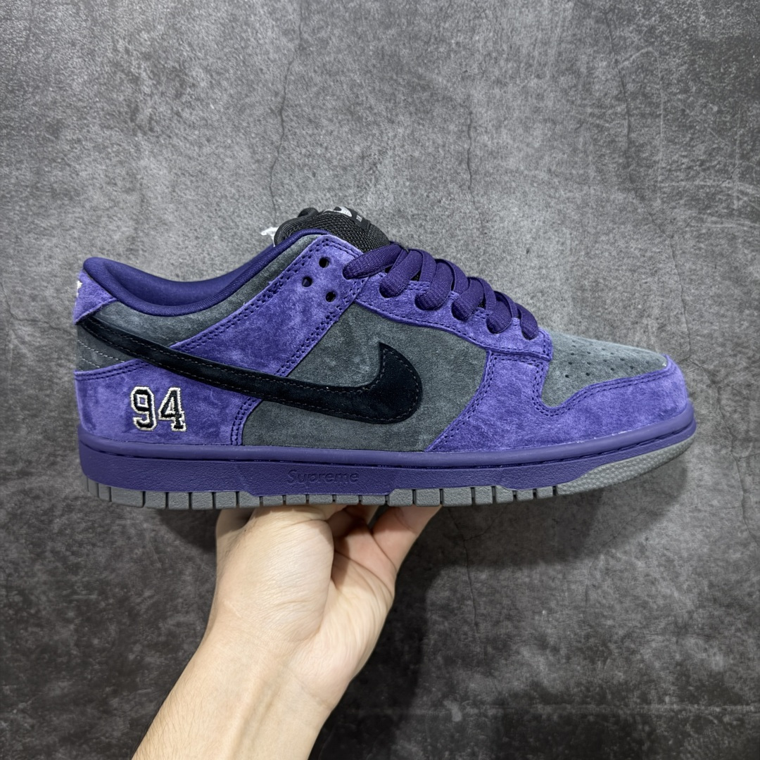 【纯原M版】 Supreme x Nike SB DUNK 低帮联名板鞋 货号:HQ8487-500 国内一线头部大厂出品 高端零售专供品质 全套原厂数据 原厂皮料 原厂辅料打造 德国进口真空加硫定型工艺 一码一模 真实半码 全方位细节全部到位 细节处理比正品更顶! 尺码:40 40.5 41 42 42.5 43 44 44.5 45 46 47.5-选品中心
