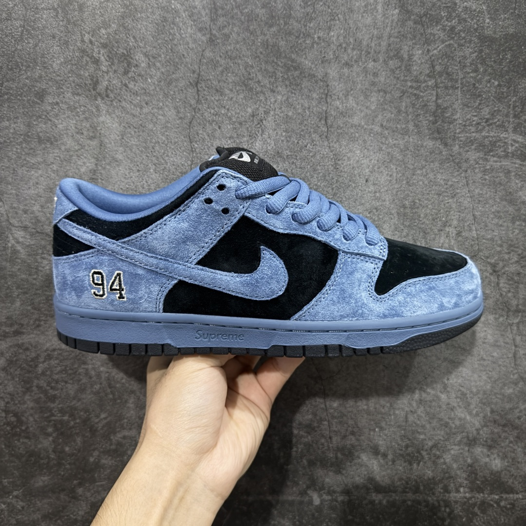 【纯原M版】 Supreme x Nike SB DUNK 低帮联名板鞋 货号:HQ8487-400 国内一线头部大厂出品 高端零售专供品质 全套原厂数据 原厂皮料 原厂辅料打造 德国进口真空加硫定型工艺 一码一模 真实半码 全方位细节全部到位 细节处理比正品更顶! 尺码:40 40.5 41 42 42.5 43 44 44.5 45 46 47.5-选品中心