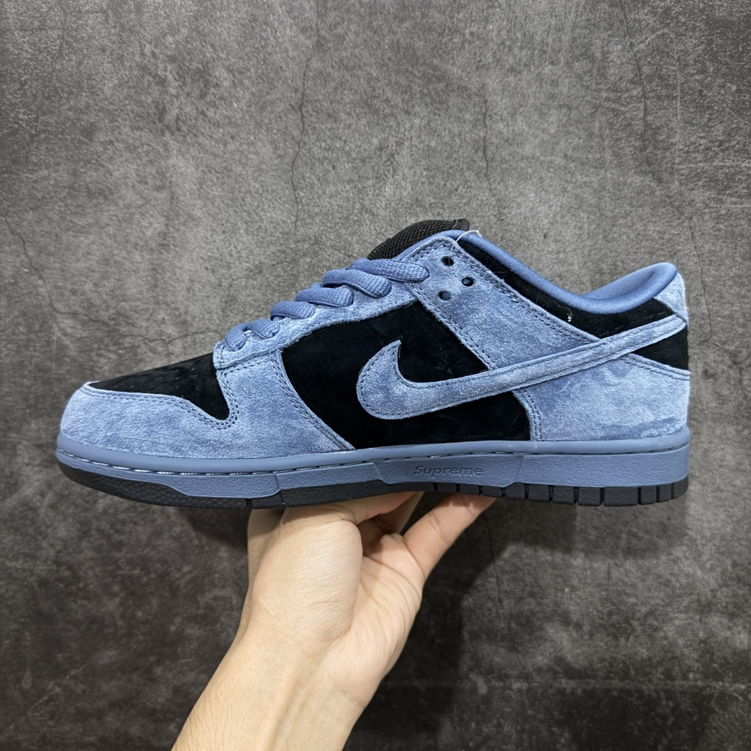 图片[2]-【纯原M版】 Supreme x Nike SB DUNK 低帮联名板鞋 货号：HQ8487-400 国内一线头部大厂出品 高端零售专供品质 全套原厂数据 原厂皮料 原厂辅料打造 德国进口真空加硫定型工艺 一码一模 真实半码 全方位细节全部到位 细节处理比正品更顶！ 尺码：40 40.5 41 42 42.5 43 44 44.5 45 46 47.5-选品中心