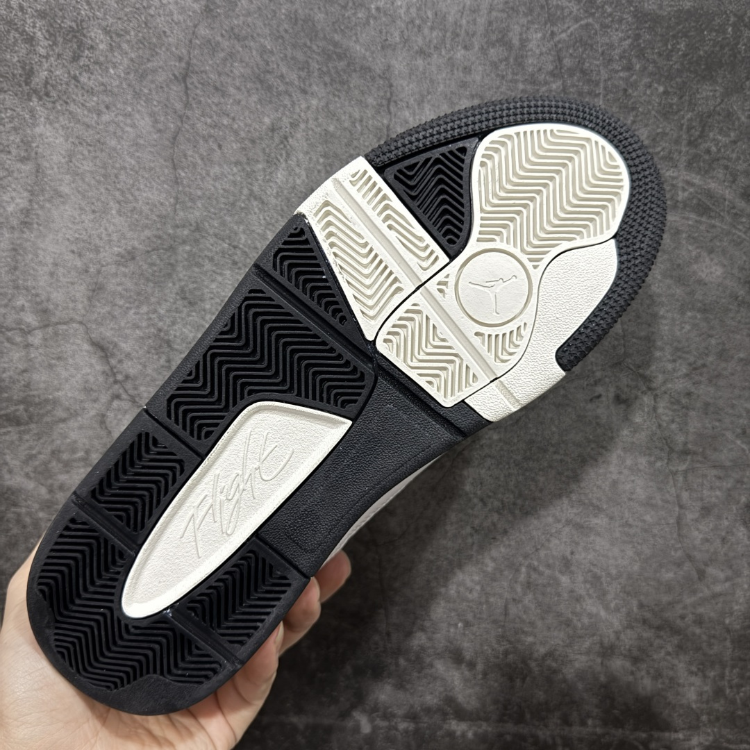 图片[9]-【神版】Air Jordan 4 Retro Flight Court 低帮 黑粉 AJ4 乔丹4代 aj4 乔4 低邦 乔丹篮球鞋系列 目前此系列市场最优版本 头层带半码 区别市场通货 鞋款整体以黑色翻毛皮打造，搭配侧身黑色麂皮框架，鞋舌及后跟Jumpman Logo分别采用黑色、灰色刺绣点缀，后跟侧身Flighth字样也辅以灰色刺绣呈现，秉承轻量化的速度型篮球鞋设计思想完成设计，降低重量的同时提升舒适度，中底延续前作使用了分离式后掌可视化Air Soleb气垫。鞋带孔和后跟鞋提以籃网为造型灵感，将篮球运动巧妙融入到鞋款的设计之中，使鞋身整体富有流动性、节奏感和优雅气质。 货号：HF3255-100 尺码：36 36.5 37.5 38 38.5 39 40 40.5 41 42 42.5 43 44 44.5 45-选品中心