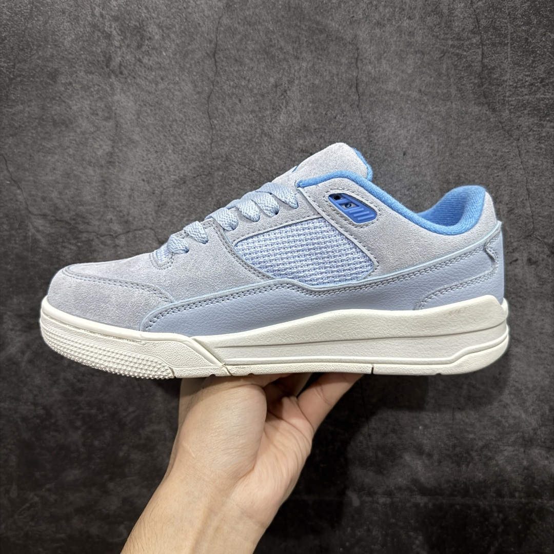 图片[2]-【神版】Air Jordan 4 Retro Flight Court 低帮 黑粉 AJ4 乔丹4代 aj4 乔4 低邦 乔丹篮球鞋系列 目前此系列市场最优版本 头层带半码 区别市场通货 鞋款整体以黑色翻毛皮打造，搭配侧身黑色麂皮框架，鞋舌及后跟Jumpman Logo分别采用黑色、灰色刺绣点缀，后跟侧身Flighth字样也辅以灰色刺绣呈现，秉承轻量化的速度型篮球鞋设计思想完成设计，降低重量的同时提升舒适度，中底延续前作使用了分离式后掌可视化Air Soleb气垫。鞋带孔和后跟鞋提以籃网为造型灵感，将篮球运动巧妙融入到鞋款的设计之中，使鞋身整体富有流动性、节奏感和优雅气质。 货号：FZ9854-400 尺码：36 36.5 37.5 38 38.5 39 40 40.5 41 42 42.5 43 44 44.5 45-选品中心