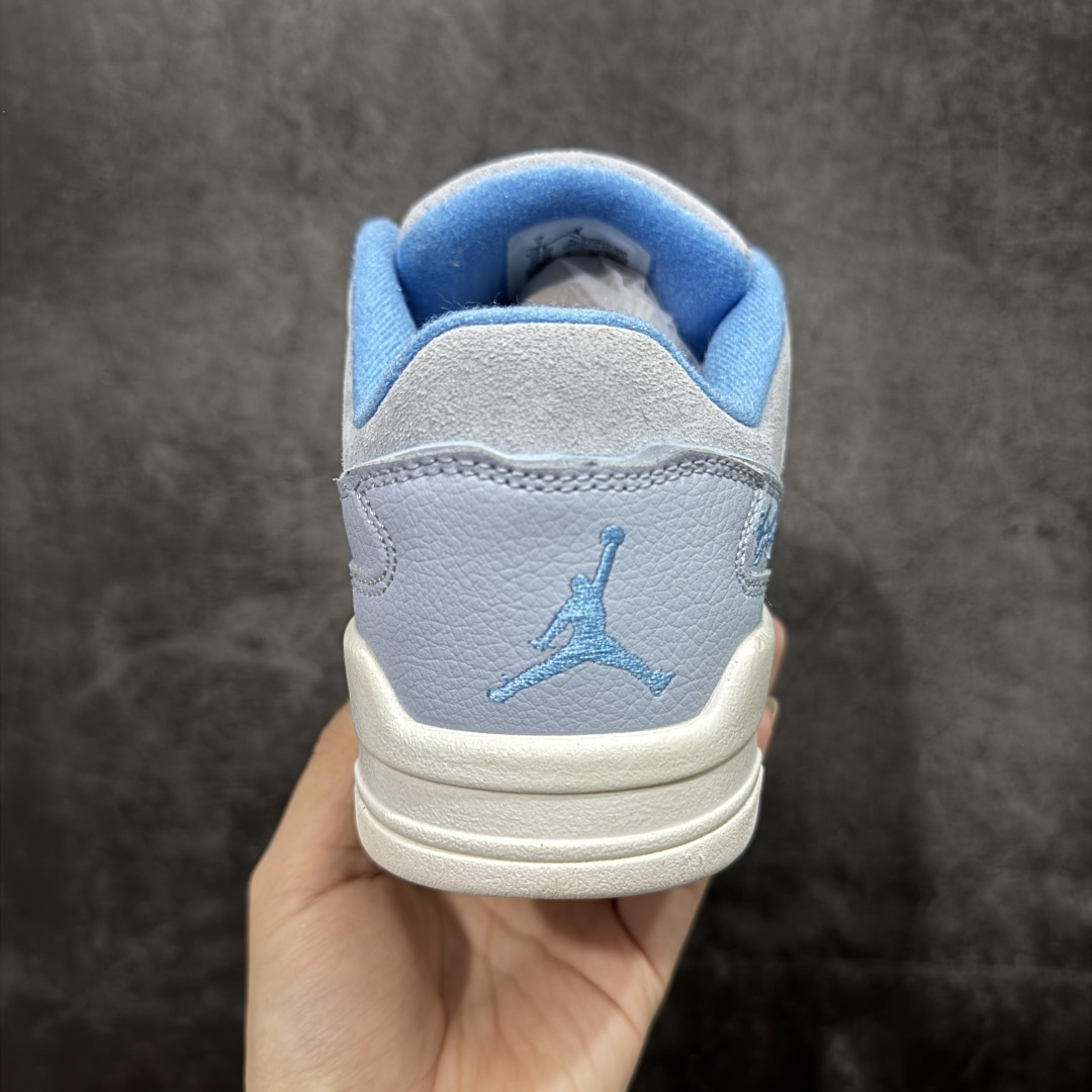 图片[4]-【神版】Air Jordan 4 Retro Flight Court 低帮 黑粉 AJ4 乔丹4代 aj4 乔4 低邦 乔丹篮球鞋系列 目前此系列市场最优版本 头层带半码 区别市场通货 鞋款整体以黑色翻毛皮打造，搭配侧身黑色麂皮框架，鞋舌及后跟Jumpman Logo分别采用黑色、灰色刺绣点缀，后跟侧身Flighth字样也辅以灰色刺绣呈现，秉承轻量化的速度型篮球鞋设计思想完成设计，降低重量的同时提升舒适度，中底延续前作使用了分离式后掌可视化Air Soleb气垫。鞋带孔和后跟鞋提以籃网为造型灵感，将篮球运动巧妙融入到鞋款的设计之中，使鞋身整体富有流动性、节奏感和优雅气质。 货号：FZ9854-400 尺码：36 36.5 37.5 38 38.5 39 40 40.5 41 42 42.5 43 44 44.5 45-选品中心