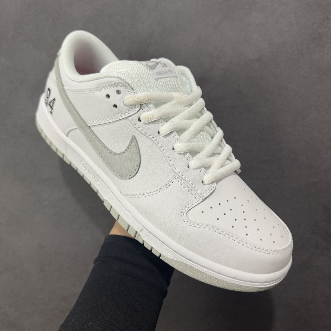 图片[3]-【公司级】Supreme x NK Dunk Low 低帮Sup联名 专业dunk大厂出品 品质第一梯队 原材料麂皮打造 原鞋开发 版型完美 全新 Supreme × Nike SB Dunk Low “94” Pack 终于要了 后跟“94”标注Supreme创立年份，中底联名Logo 情怀系列 货号：HQ8487-100 尺码：36-46带半码 编码：YBB260270-选品中心