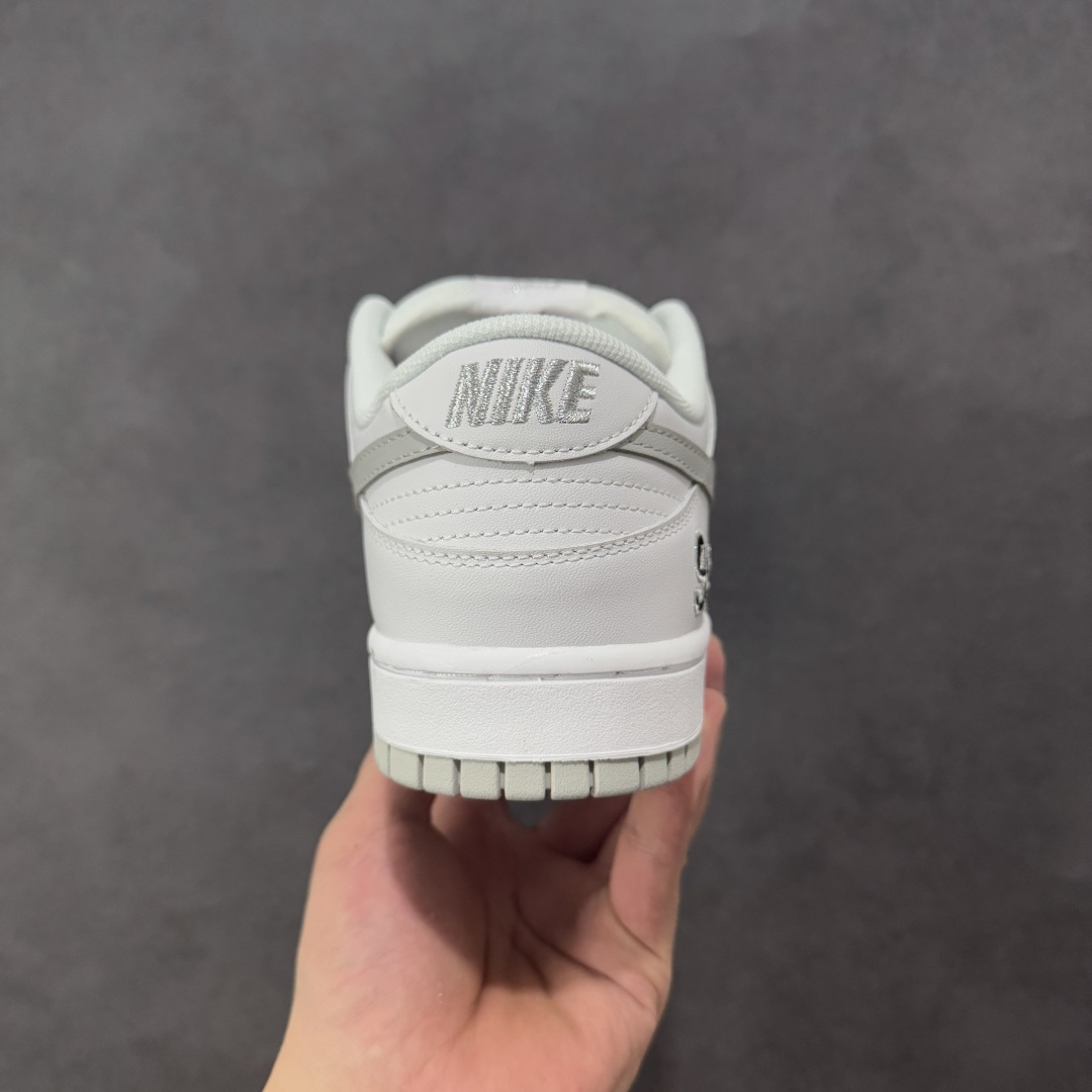 图片[4]-【公司级】Supreme x NK Dunk Low 低帮Sup联名 专业dunk大厂出品 品质第一梯队 原材料麂皮打造 原鞋开发 版型完美 全新 Supreme × Nike SB Dunk Low “94” Pack 终于要了 后跟“94”标注Supreme创立年份，中底联名Logo 情怀系列 货号：HQ8487-100 尺码：36-46带半码 编码：YBB260270-选品中心